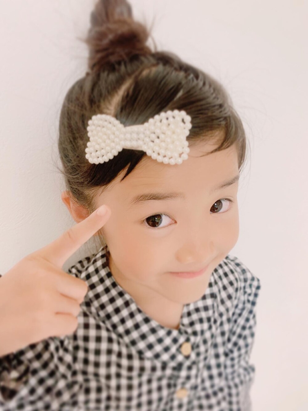 「プチプラ、キッズコーデ、モノトーン、ギンガムチェック、いいね、save、フォローお願いします🤑、キッズファッション、ヘアアレンジ、おだんごヘアー、おんなのこコーデ、おんなのこ」｜「韓国こども服のアイテム（ヘアピン、ホワイト系）」を使った、yuriaさん（キッズ・110cm）の夏コーディネートの1枚目の写真