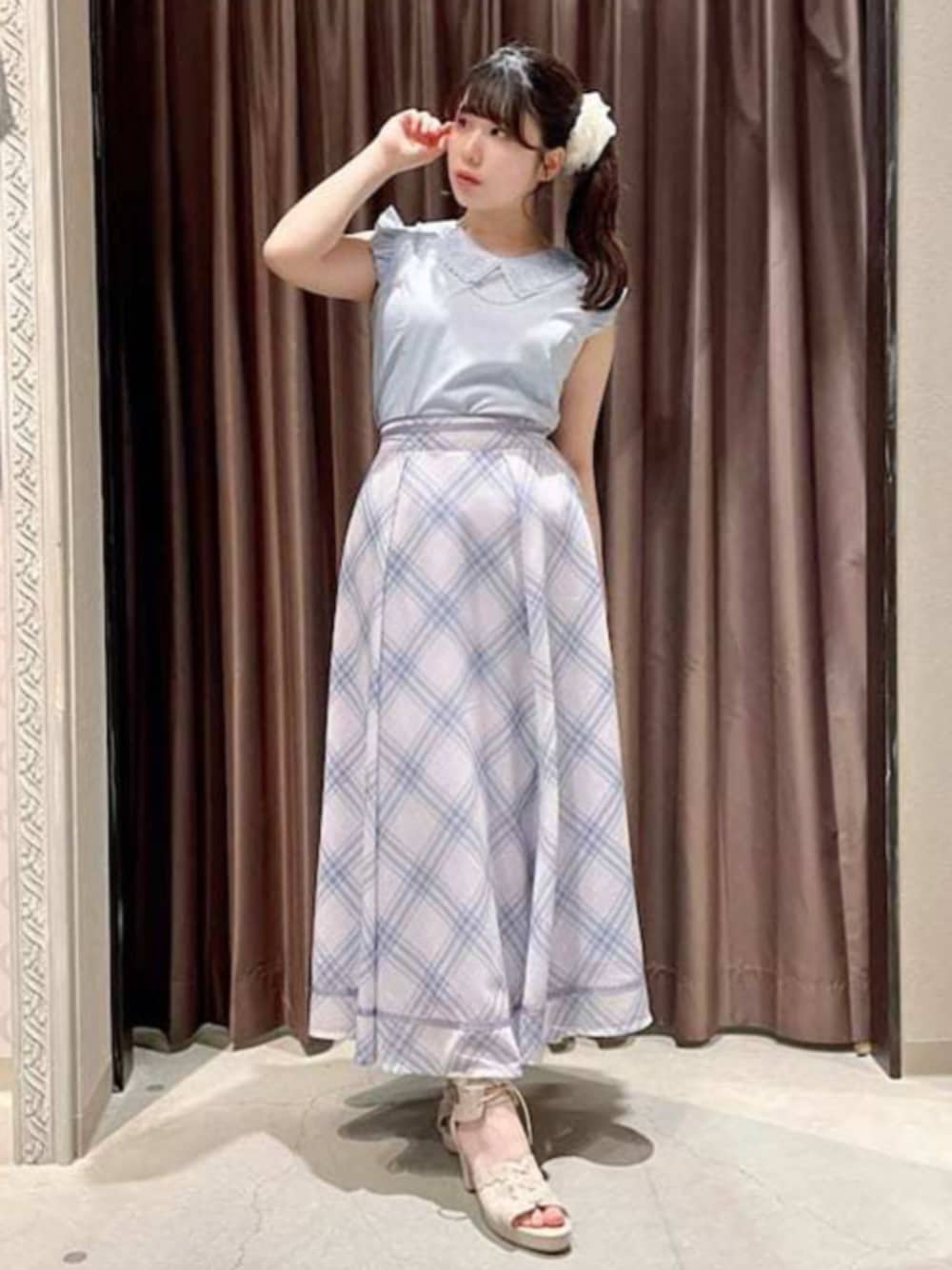 「axes femme、最近のいい感じコーデ、春夏コーデ、淡色コーデ、きれいめカジュアル、サンダル、お出かけコーデ、春カラー、大人かわいい、キレイめ、スカートコーデ」｜「axes femmeのカットワークレースサンダル（サンダル、ホワイト系）」を使った、axes femmeさん（レディース・155cm）の春コーディネートの1枚目の写真