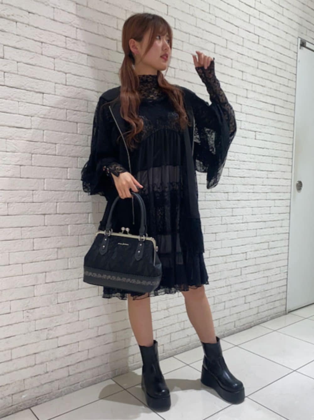 「axes femme、リボン、大人カジュアル、休日スタイル、デートコーデ、春夏コーデ、モノトーン、お出かけコーデ、大人ファッション、懐古、y2k」｜「axes femmeの薔薇エンボス厚底ブーツ（ブーツ、ブラック系）」を使った、axes femmeさん（レディース・163cm）の春コーディネートの1枚目の写真