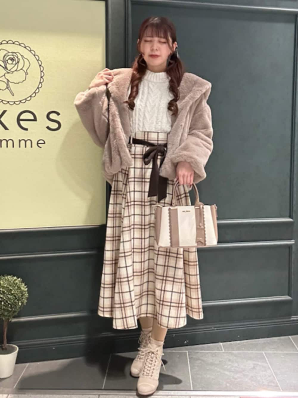 「axes femme、高身長、高身長女子、高身長コーデ、冬コーデ、大人コーデ、オトナカワイイ、きれいめコーデ、大人女子、女子会コーデ、淡色コーデ、クリスマスコーデ、カジュアルガーリー」｜「axes femmeのタグチャーム付き配色バッグ（ボストンバッグ、ホワイト系）」を使った、axes femmeさん（レディース・167cm）の冬コーディネートの1枚目の写真