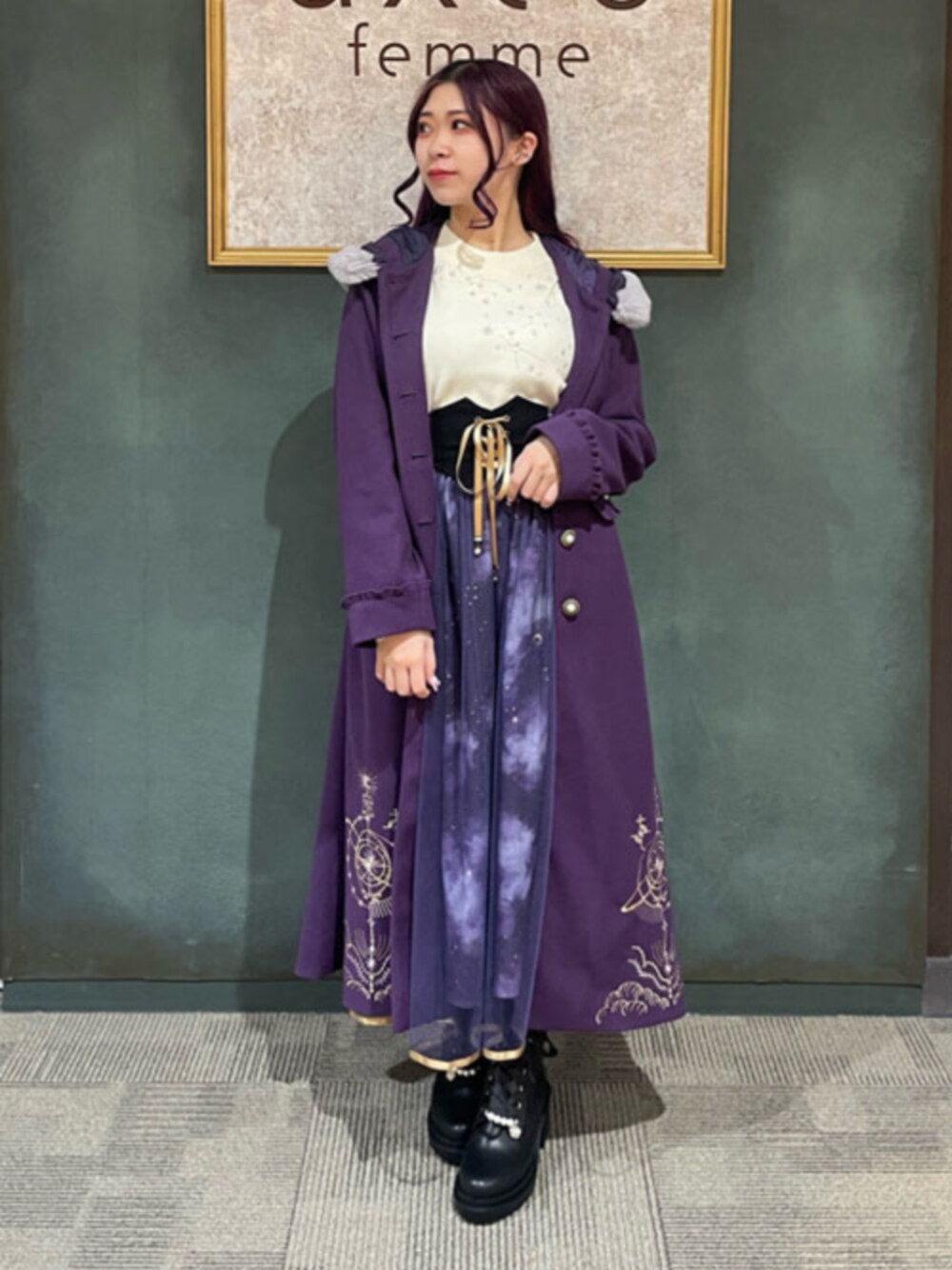 「axes femme、低身長、低身長コーデ、低身長女子、冬アウター、お出かけコーデ、ロングコート、ブーツ、セットアップ、クリスマスに着たい服、オトナ女子」｜「axes femmeの天体刺繍フード付コート（ダッフルコート、パープル系）」を使った、axes femmeさん（レディース・155cm）の冬コーディネートの1枚目の写真