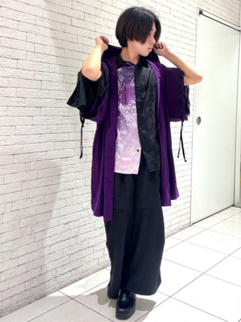 「axes femme、AXES-X、レディースアイテム、テーマパークコーデ、ハロウィン、秋コーデ、お出かけコーデ、パンツスタイル」｜「AXES-Xの光源氏フード付羽織（その他アウター、パープル系）」を使った、axes femmeさん（メンズ・162cm）の秋コーディネートの1枚目の写真