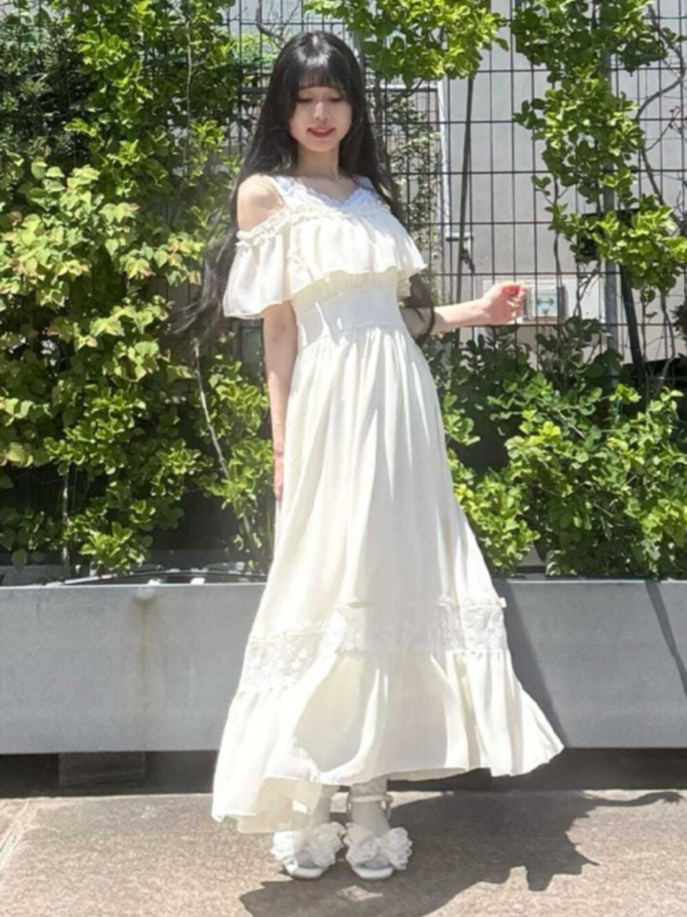 「axes femme、axes femme POETIQUE、サンダル、デートコーデ、ワンピース、夏コーデ、大人かわいい、キレイめ、ガーリーコーデ」｜「axes femmeのギャザー総レースタンク（タンクトップ、ホワイト系）」を使った、axes femmeさん（レディース・158cm）の夏コーディネートの1枚目の写真