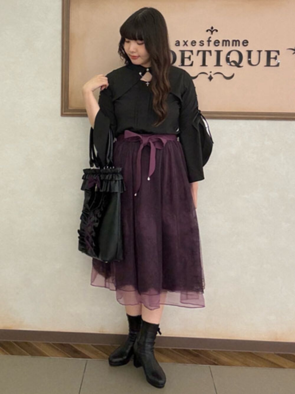 「axes femme、axes femme POETIQUE、高身長、高身長女子、ゴシック、秋コーデ、デートコーデ、ブーツ、スカートコーデ、チュールスカート」｜「axes femme POETIQUEのレースアップストレッチブーツ（ブーツ、ブラック系）」を使った、axes femmeさん（レディース・169cm）の秋コーディネートの1枚目の写真