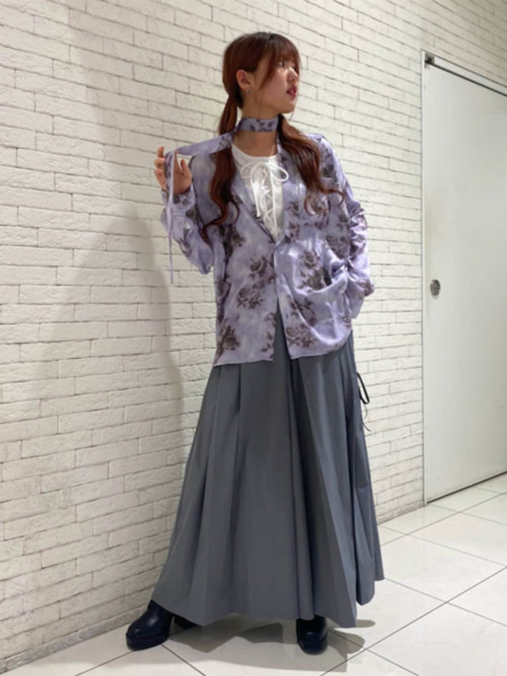 「axes femme、axes femme POETIQUE、AXES-X、春めき満開コーデ、お出かけコーデ、休日スタイル、総柄シャツ」｜「AXES-Xのタイ付ボカシローズシャツ（シャツ/ブラウス、パープル系）」を使った、axes femmeさん（レディース・162cm）の春コーディネートの1枚目の写真