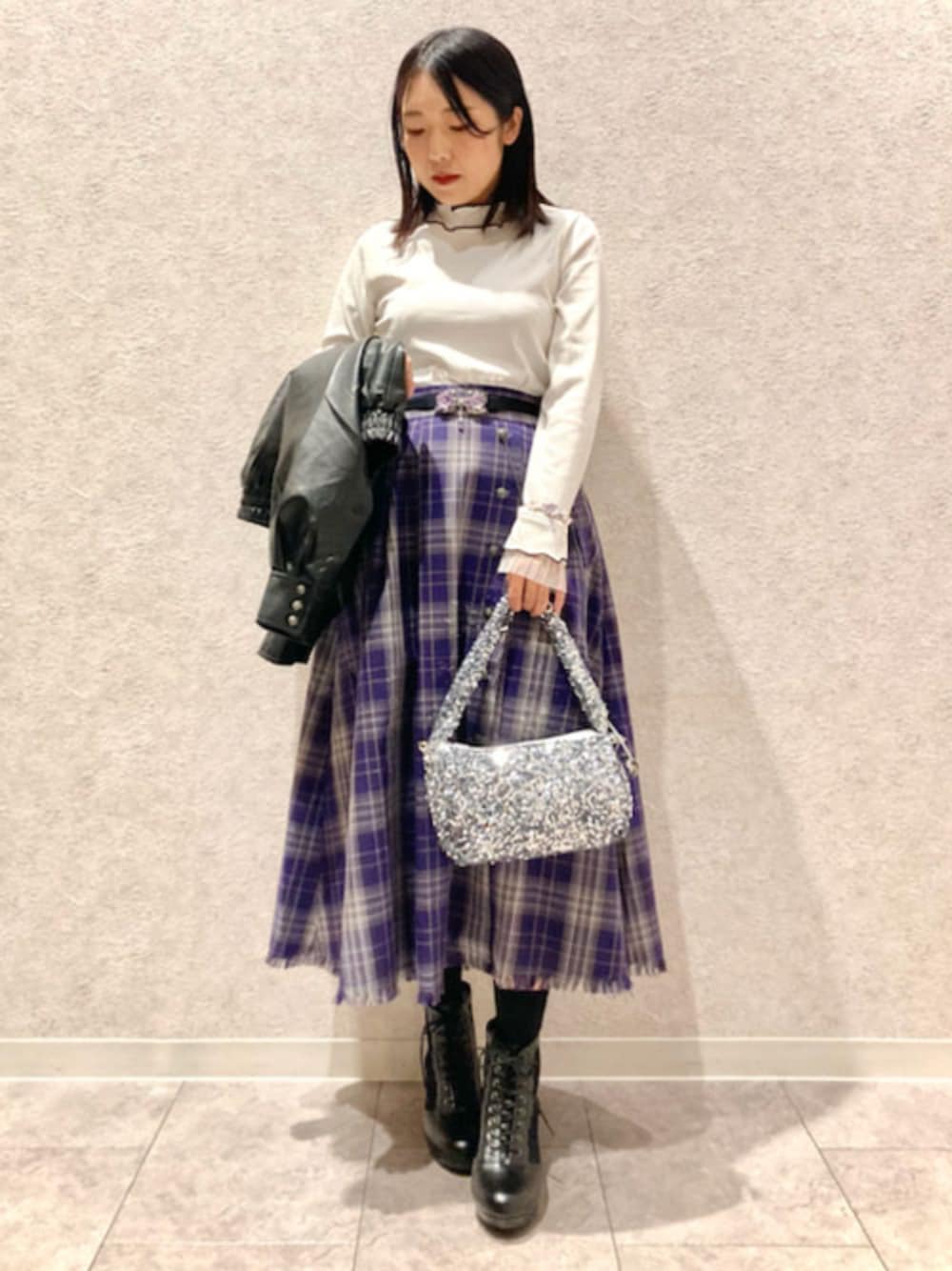 「axes femme、レザー、チェック、お出かけコーデ、冬コーデ、大人コーデ、大人可愛い、オトナ女子、タータンチェック、タータンチェックスカート」｜「axes femmeのチュールレースアップブーツ（ブーツ、ブラック系）」を使った、axes femmeさん（レディース・156cm）の秋コーディネートの1枚目の写真
