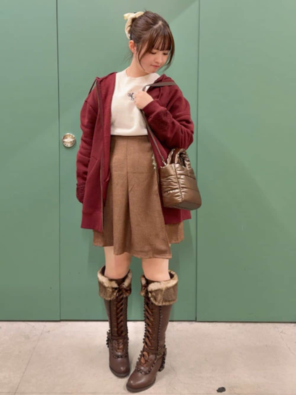 「axes femme、低身長、低身長コーデ、冬コーデ、ブラウン、ブーツ」｜「axes femmeのビジュー付ロゴ刺繍ニット（ニット/セーター、ホワイト系）」を使った、axes femmeさん（レディース・155cm）の秋コーディネートの1枚目の写真