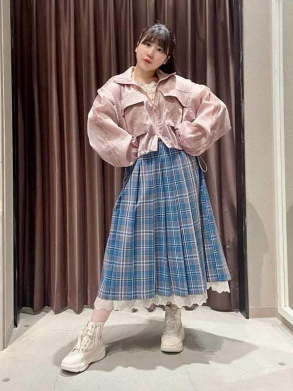 「axes femme、シアートップス、お出かけコーデ、低身長コーデ、スポーツミックス、大人かわいい、大人ガーリー」｜「axes femmeのレースハイカットスニーカー（スニーカー、ホワイト系）」を使った、axes femmeさん（レディース・155cm）の春コーディネートの1枚目の写真