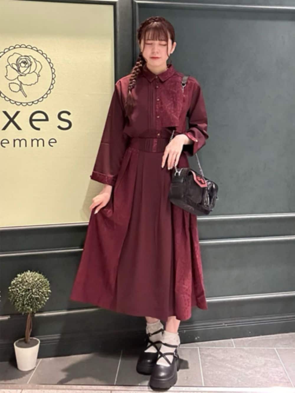 「axes femme、高身長、高身長女子、高身長コーデ、クリスマスに着たい服、韓国ファッション、テーマパークコーデ、ロングスカート、セットアップ、赤」｜「axes femmeの厚底クロスストラップシューズ（パンプス、ブラック系）」を使った、axes femmeさん（レディース・167cm）の冬コーディネートの1枚目の写真