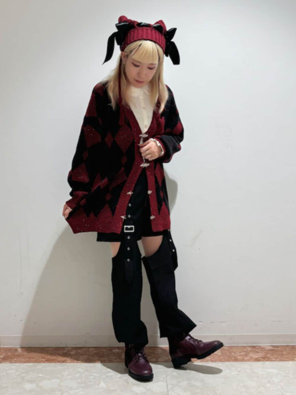 「axes femme、axes femme POETIQUE、低身長、低身長コーデ、低身長女子、冬コーデ、お出かけコーデ、ニット、カーディガン、カーディガンコーデ、ワインレッド、ワイン」｜「axes femmeのベルト付レースワークブーツ（ブーツ、レッド系）」を使った、axes femmeさん（レディース・153cm）の秋コーディネートの1枚目の写真