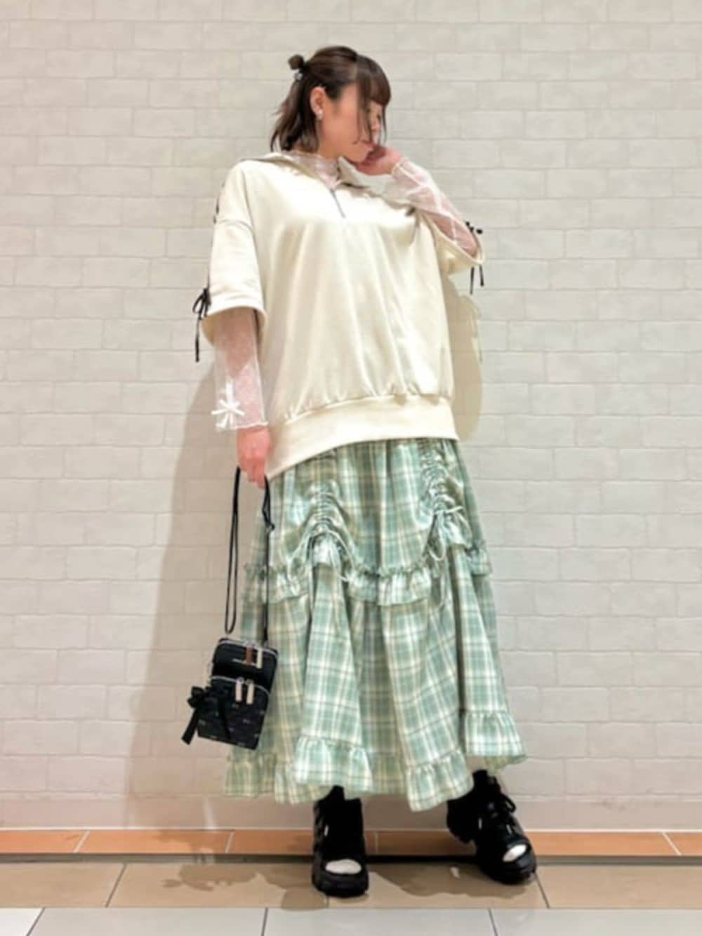 「axes femme、大人カジュアル、お出かけコーデ、シアートップス、リボン、春夏コーデ、レイヤードスタイル、休日スタイル、大人女子、春ファッション」｜「axes femmeのリボンチュールシアーインナー（Tシャツ/カットソー、ホワイト系）」を使った、axes femmeさん（レディース・165cm）の春コーディネートの1枚目の写真