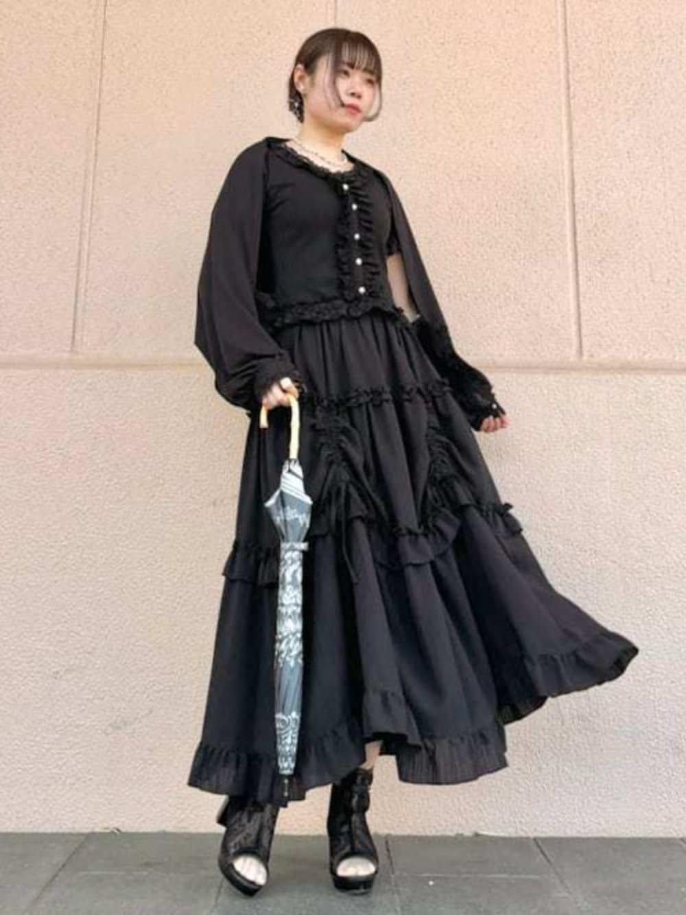 「axes femme、最近のいい感じコーデ、お出かけコーデ、サンダル、休日スタイル、きれいめカジュアル、春夏コーデ、UVカット、日よけ、日よけ対策、日焼け対策、オールブラック、オールブラックコーデ」｜「axes femmeのオープントゥレースブーツ（ブーツ、ブラック系）」を使った、axes femmeさん（レディース・165cm）の春コーディネートの1枚目の写真