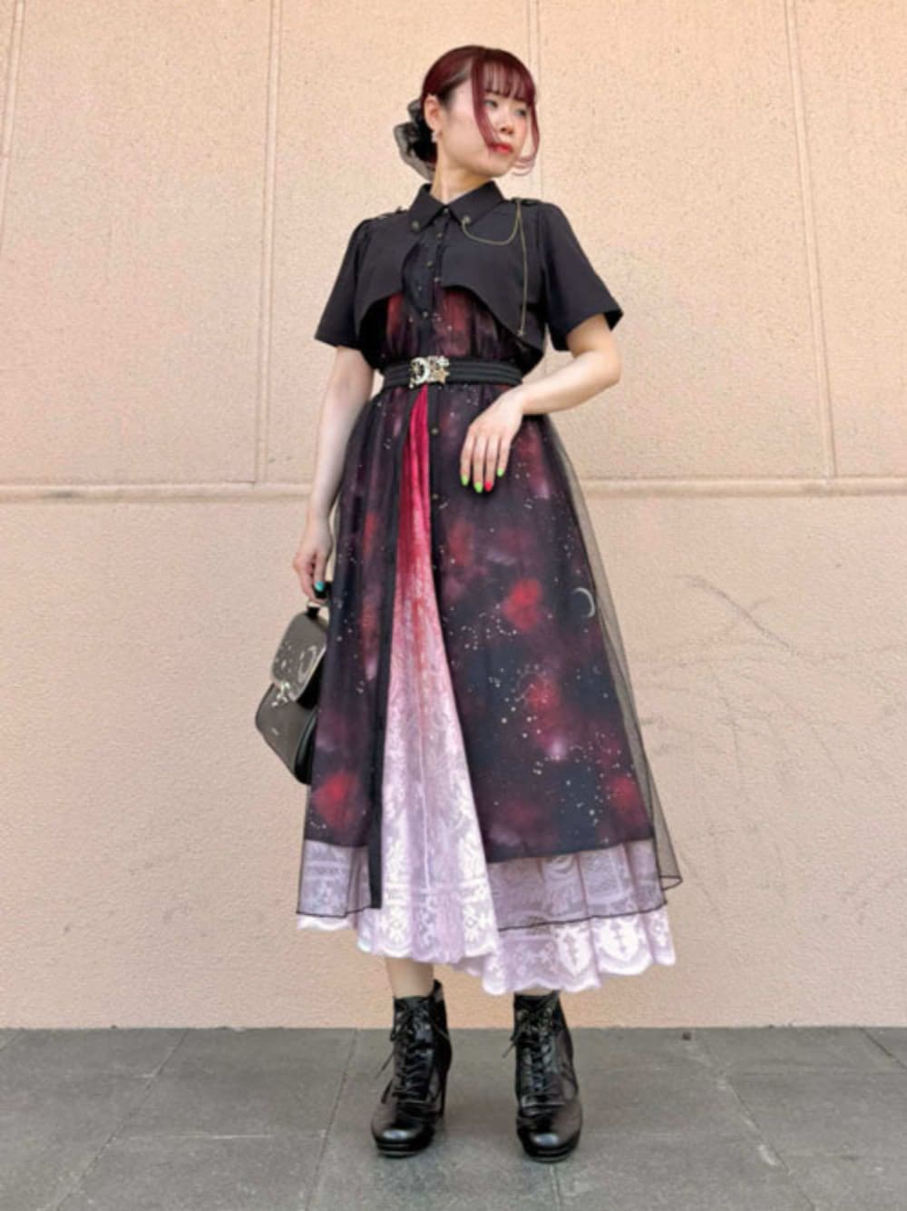 「axes femme、テーマパークコーデ、夏コーデ、ショルダーバッグ、ブラックコーデ、お出かけコーデ、夏服、高身長女子」｜「axes femmeのステラプリントシャツワンピース（ワンピース、ブラック系）」を使った、axes femmeさん（レディース・165cm）の夏コーディネートの1枚目の写真