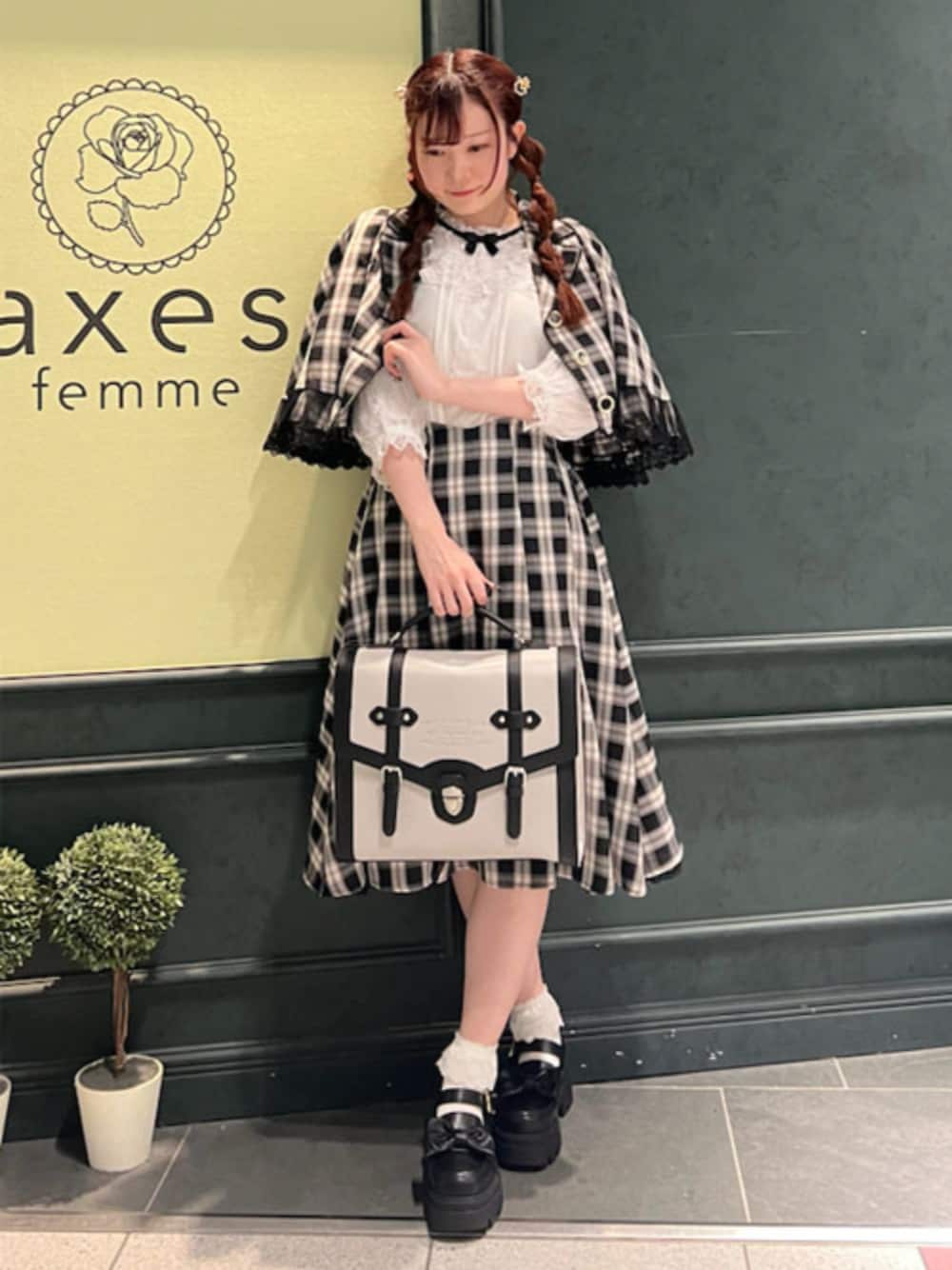 「axes femme、axes femme POETIQUE、春めき満開コーデ、休日スタイル、デートコーデ、お出かけコーデ、推し活コーデ」｜「axes femmeのベルトデザイン配色サッチェル（ハンドバッグ、グレー系）」を使った、axes femmeさん（レディース・160cm）の春コーディネートの1枚目の写真