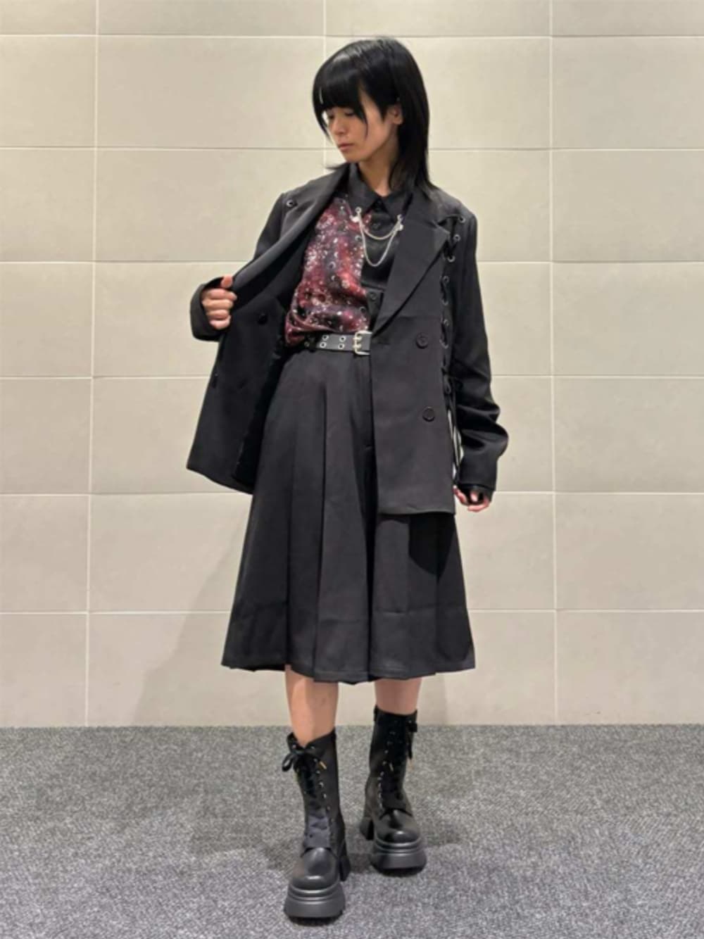 ブラック系のその他パンツ、ブラック系のテーラードジャケット、レッド系のシャツ/ブラウスを着用したレディースの秋コーディネートの1枚目の写真