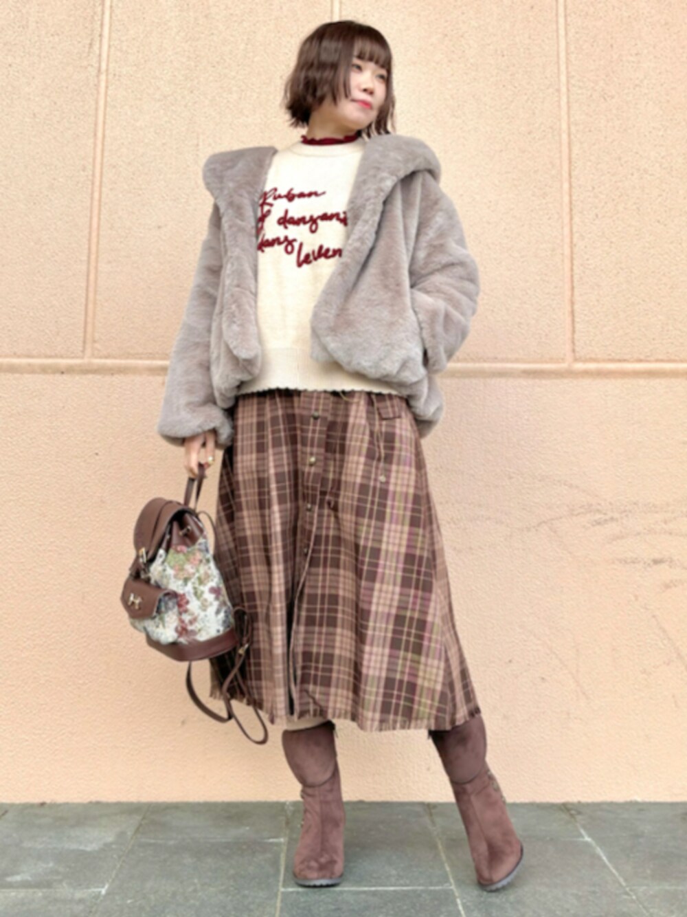 「axes femme、高身長、高身長女子、高身長コーデ、冬アウター、大人コーデ、大人かわいい、オトナカジュアル、カジュアルスタイル、ファーコート、秋冬コーデ、ブラウン、スカートスタイル」｜「axes femmeのタータンチェックスカート（スカート、ブラウン系）」を使った、axes femmeさん（レディース・165cm）の冬コーディネートの1枚目の写真