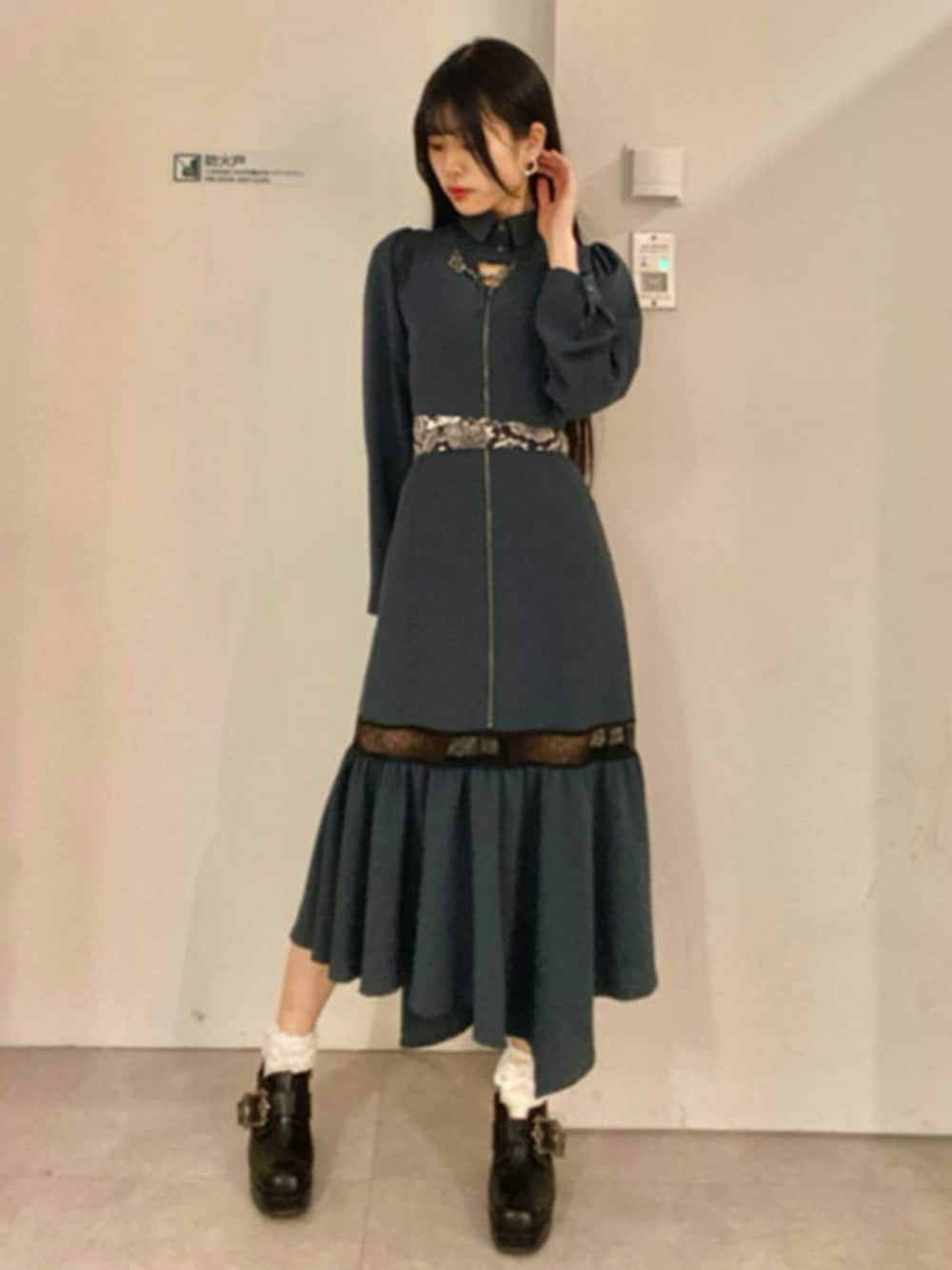 「axes femme、axes femme POETIQUE、蛇柄、テーマパークコーデ、レディースファッション、サブカル、推し活コーデ、推し活、ワンピース、ワンピーススタイル」｜「axes femme POETIQUEのスネークベルトロングワンピース（ワンピース、ブルー系）」を使った、axes femmeさん（レディース・158cm）の冬コーディネートの1枚目の写真