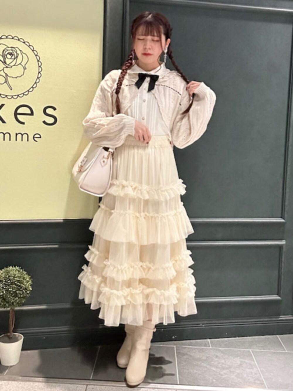 「axes femme、axes femme POETIQUE、高身長、高身長女子、高身長コーデ、お出かけコーデ、ブーツ、ニット、冬コーデ」｜「axes femme POETIQUEのレースデザインニットボレロ（カーディガン/ボレロ、ホワイト系）」を使った、axes femmeさん（レディース・168cm）の冬コーディネートの1枚目の写真