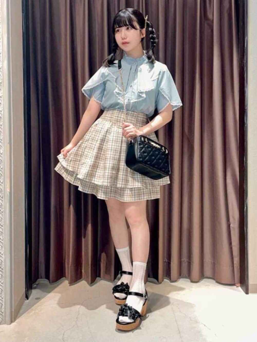 「axes femme、夏ルックで気分アップ、半袖シャツ、夏ファッション、女子会コーデ、カジュアルガーリー、ミニスカート」｜「axes femmeのローズ刺繍透かしソックス（ソックス/靴下、ホワイト系）」を使った、axes femmeさん（レディース・155cm）の夏コーディネートの1枚目の写真