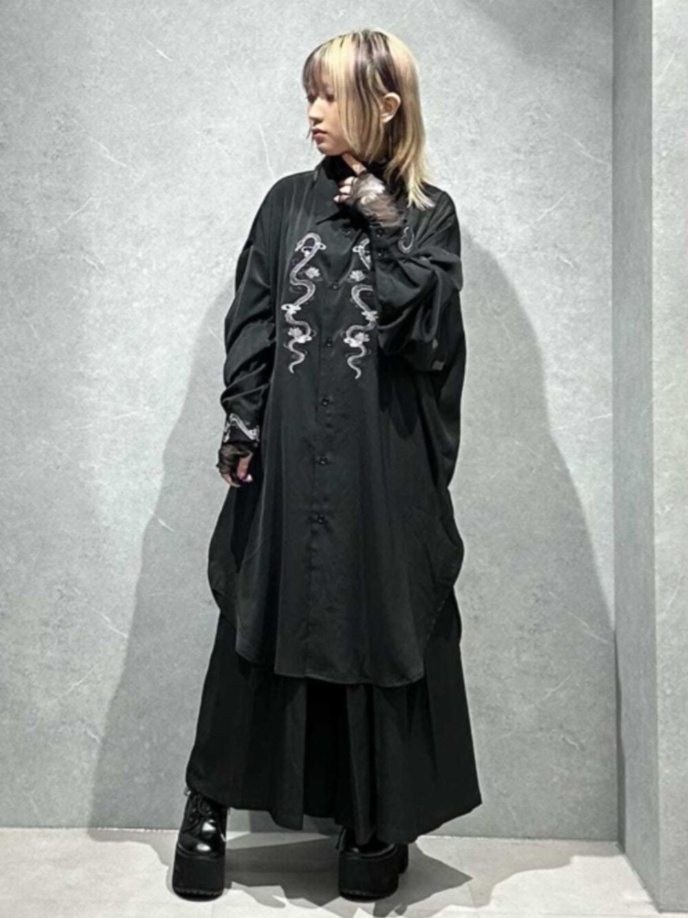 グレー系のシャツ/ブラウス、グレー系のTシャツ/カットソー、ブラック系のその他パンツを着用したレディースの秋コーディネートの1枚目の写真