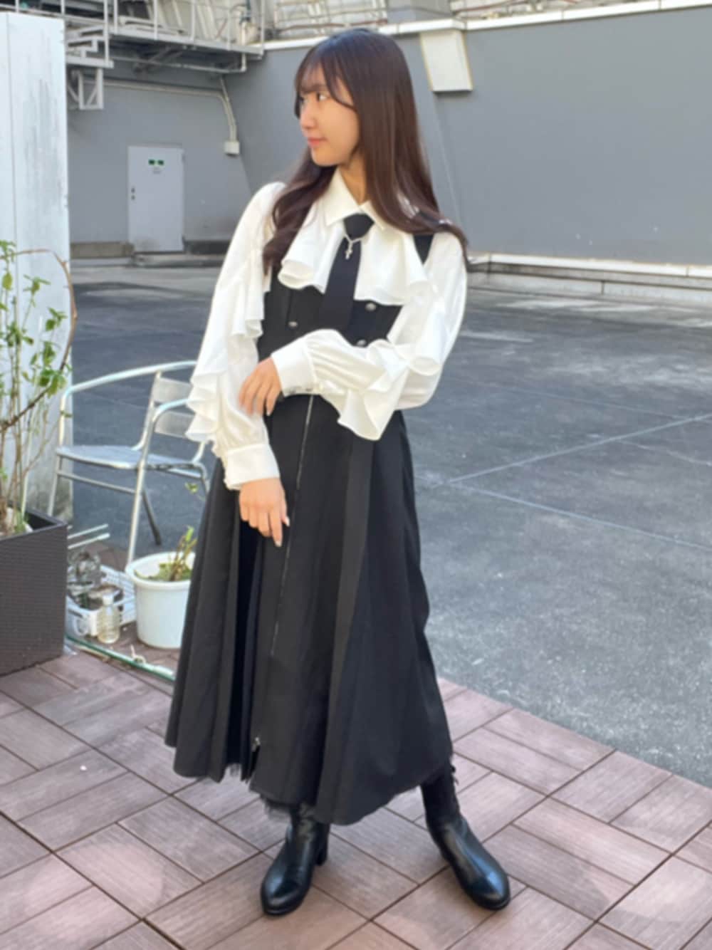 「axes femme、axes femme POETIQUE、冬コーデ、クリスマスに着たい服、女子会コーデ、ブーツ、ブーツスタイル、ワンピーススタイル、ワンピース、執事」｜「axes femmeのロングチュールスカート（スカート、ブラック系）」を使った、axes femmeさん（レディース・160cm）の冬コーディネートの1枚目の写真