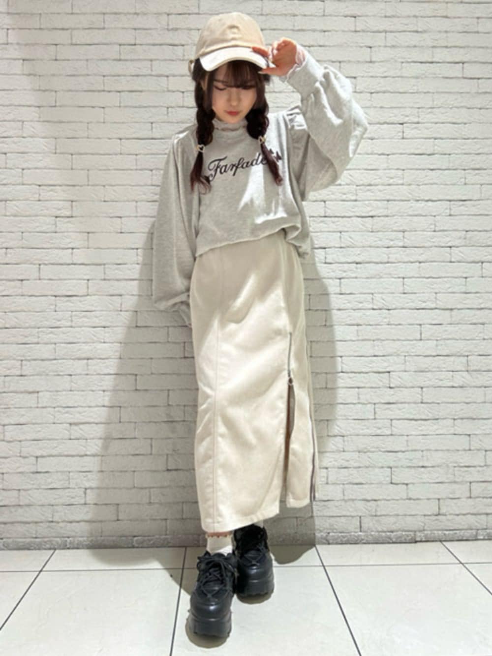 「axes femme、低身長、低身長コーデ、テーマパークコーデ、秋っぽコーデ更新中、淡色コーデ、デートコーデ、シアートップス、お出かけコーデ、秋コーデ、スポーツミックス、レイヤードスタイル、カジュアルガーリー」｜「axes femmeのリボンチュールシアトップス（Tシャツ/カットソー、ホワイト系）」を使った、axes femmeさん（レディース・153cm）の秋コーディネートの1枚目の写真