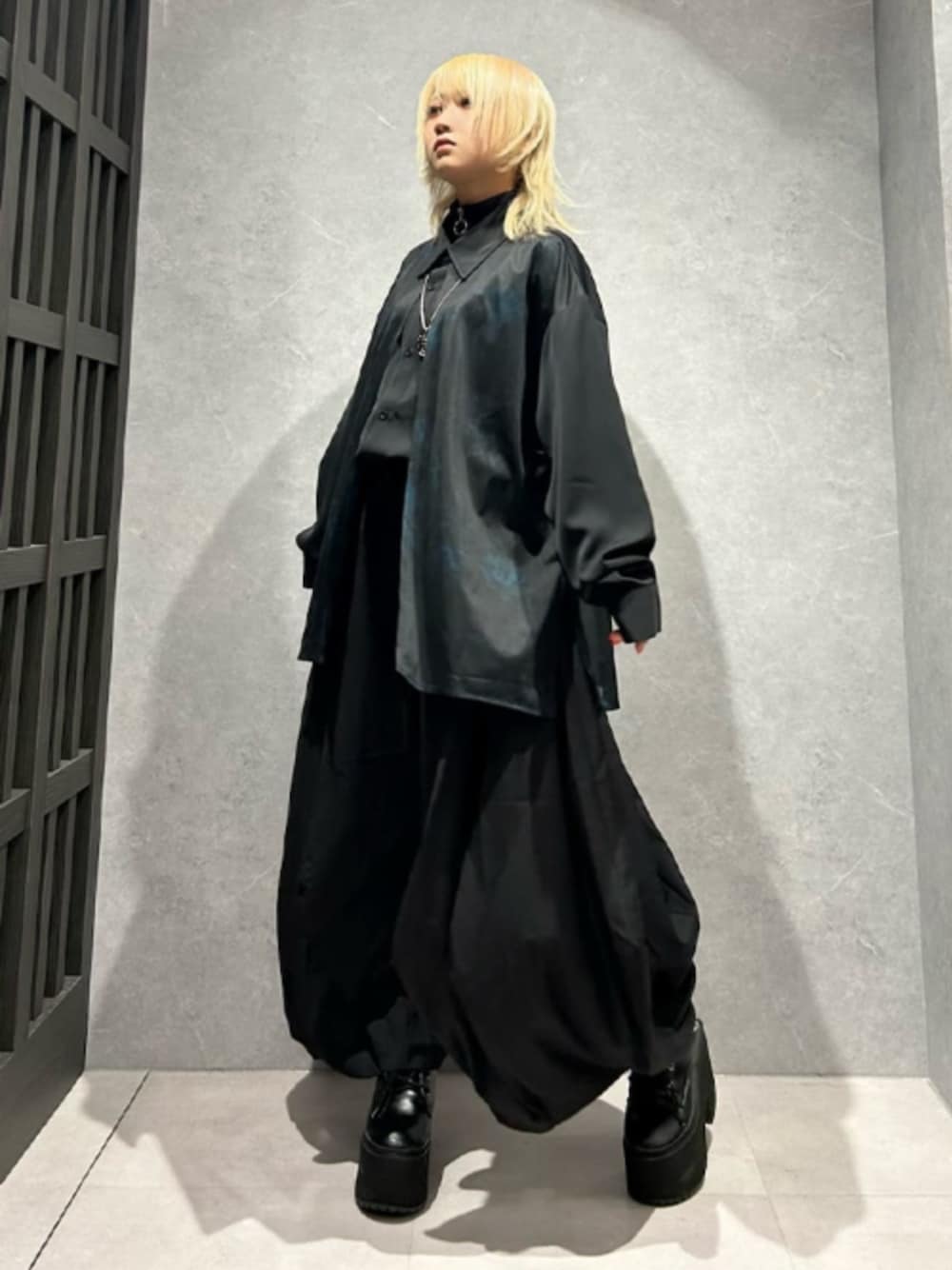 ブルー系のシャツ/ブラウス、ブラック系のその他パンツを着用したレディースの秋コーディネートの1枚目の写真