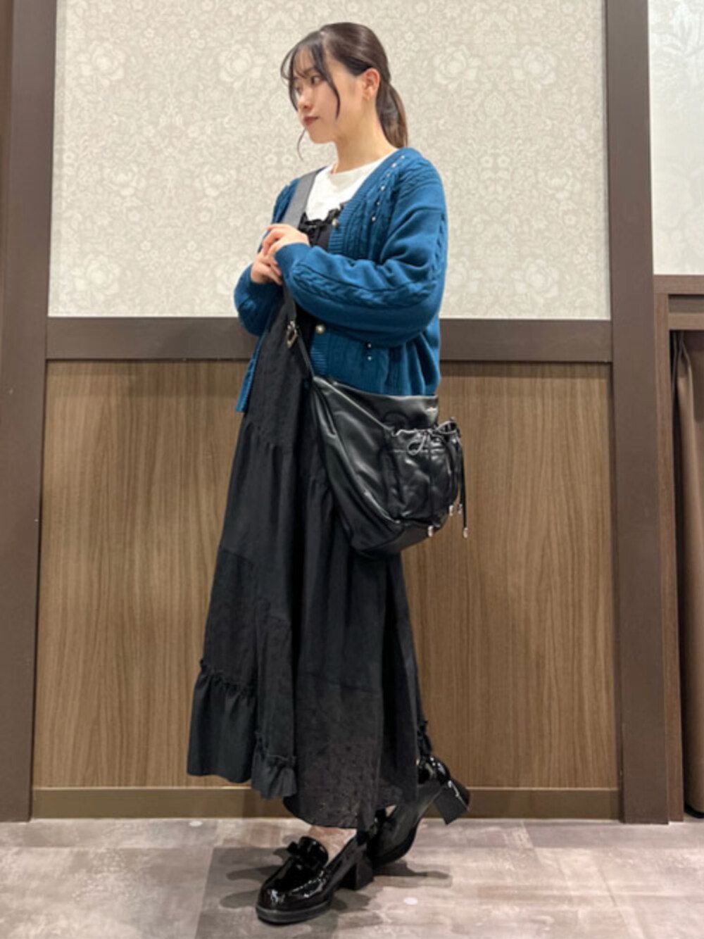 「axes femme、低身長、低身長コーデ、テーマパークコーデ、秋っぽコーデ更新中、デートコーデ、ショルダーバッグ、カーディガン、お出かけコーデ、ローファー、秋のコーデ」｜「axes femmeのパール×ケーブルニットカーデ（カーディガン/ボレロ、ブルー系）」を使った、axes femmeさん（レディース・155cm）の秋コーディネートの1枚目の写真