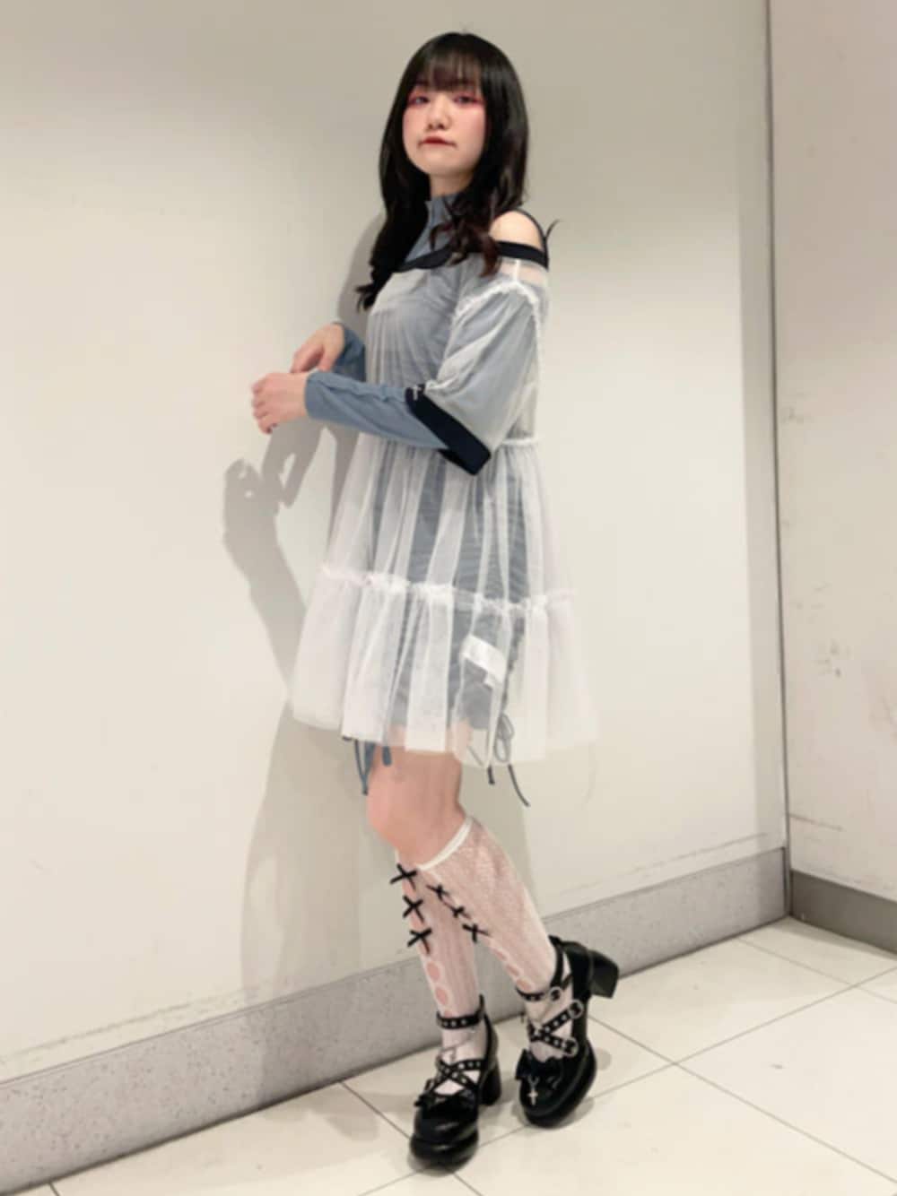 「axes femme、axes femme POETIQUE、春色、春夏コーデ、グレー」｜「axes femme POETIQUEのドロストデザインカットＯＰ（ワンピース、グレー系）」を使った、axes femmeさん（レディース・157cm）の春コーディネートの1枚目の写真