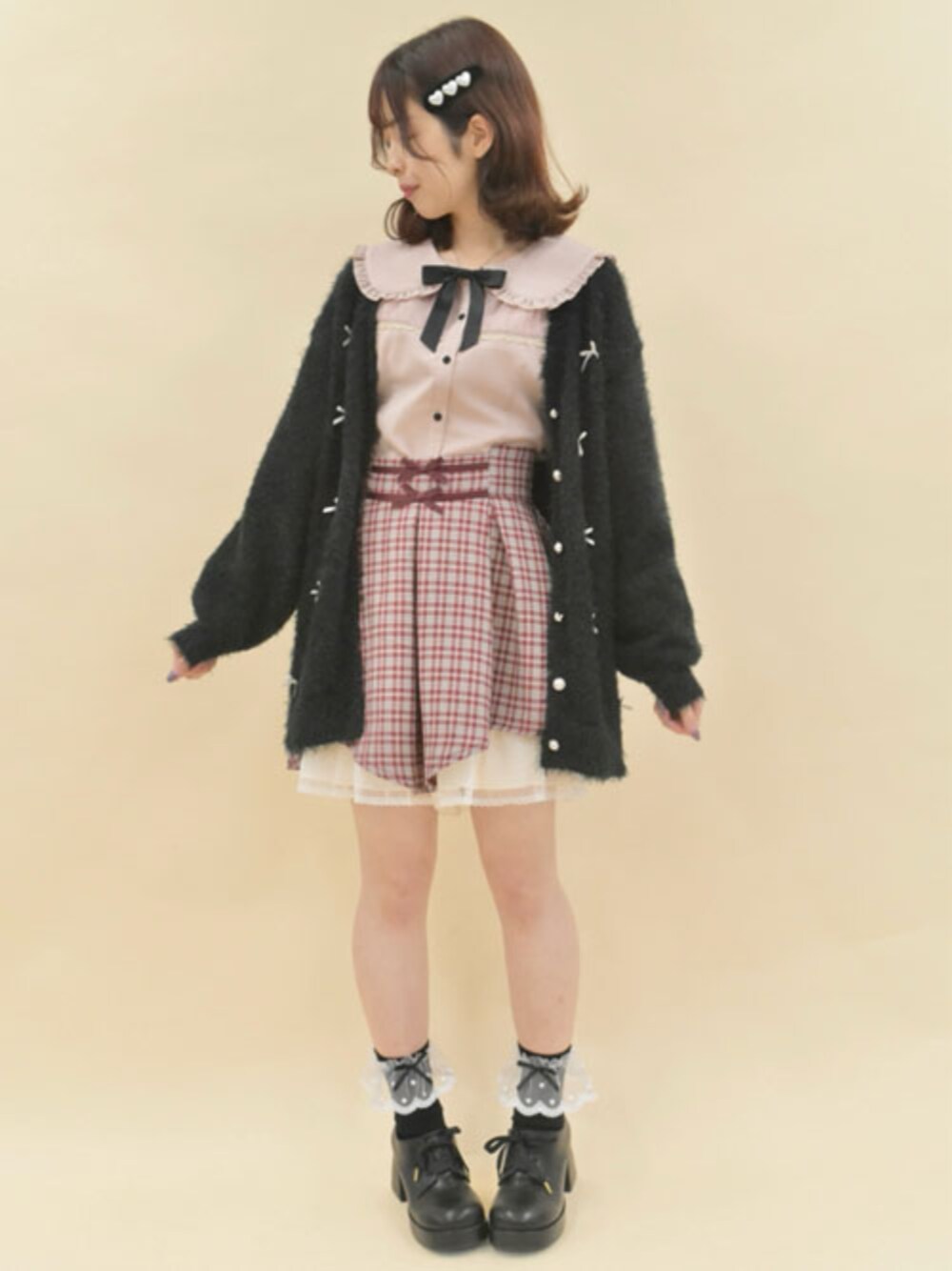 「axes femme、axes femme POETIQUE、冬コーデ、お出かけコーデ、ニット、ガーリー、ガーリーコーデ、リボンブラウス、リボン」｜「axes femme POETIQUEのメニーリボンモヘアニットカーディガン（カーディガン/ボレロ、ブラック系）」を使った、axes femmeさん（レディース・161cm）の秋コーディネートの1枚目の写真