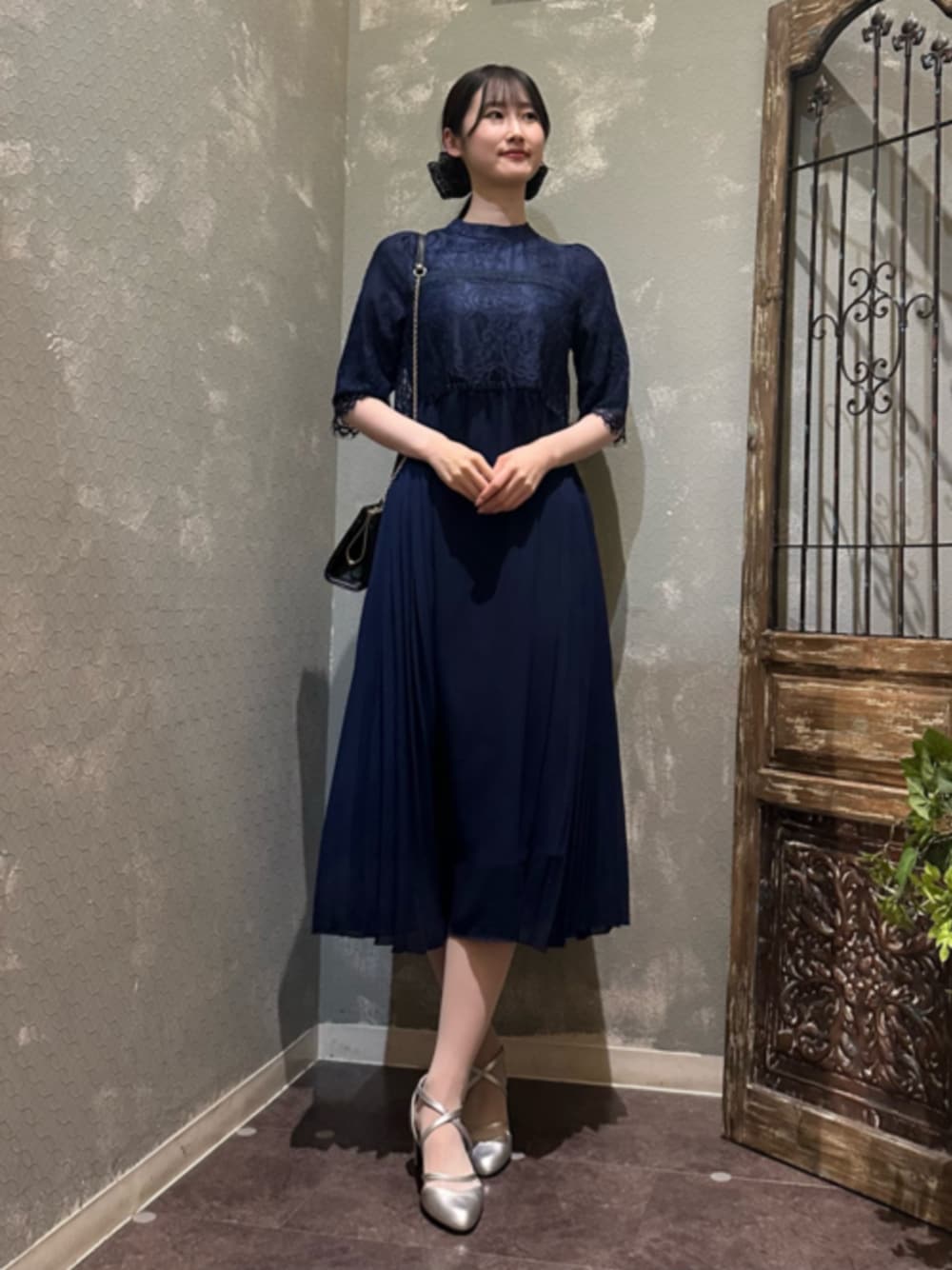 「axes femme、高身長、高身長女子、高身長コーデ、パーティースタイル、パーティー、パーティードレス、お呼ばれスタイル、お呼ばれ、お呼ばれコーデ、お呼ばれドレス」｜「axes femmeのパール金具クラッチバッグ（クラッチバッグ、ブラック系）」を使った、axes femmeさん（レディース・168cm）の冬コーディネートの1枚目の写真
