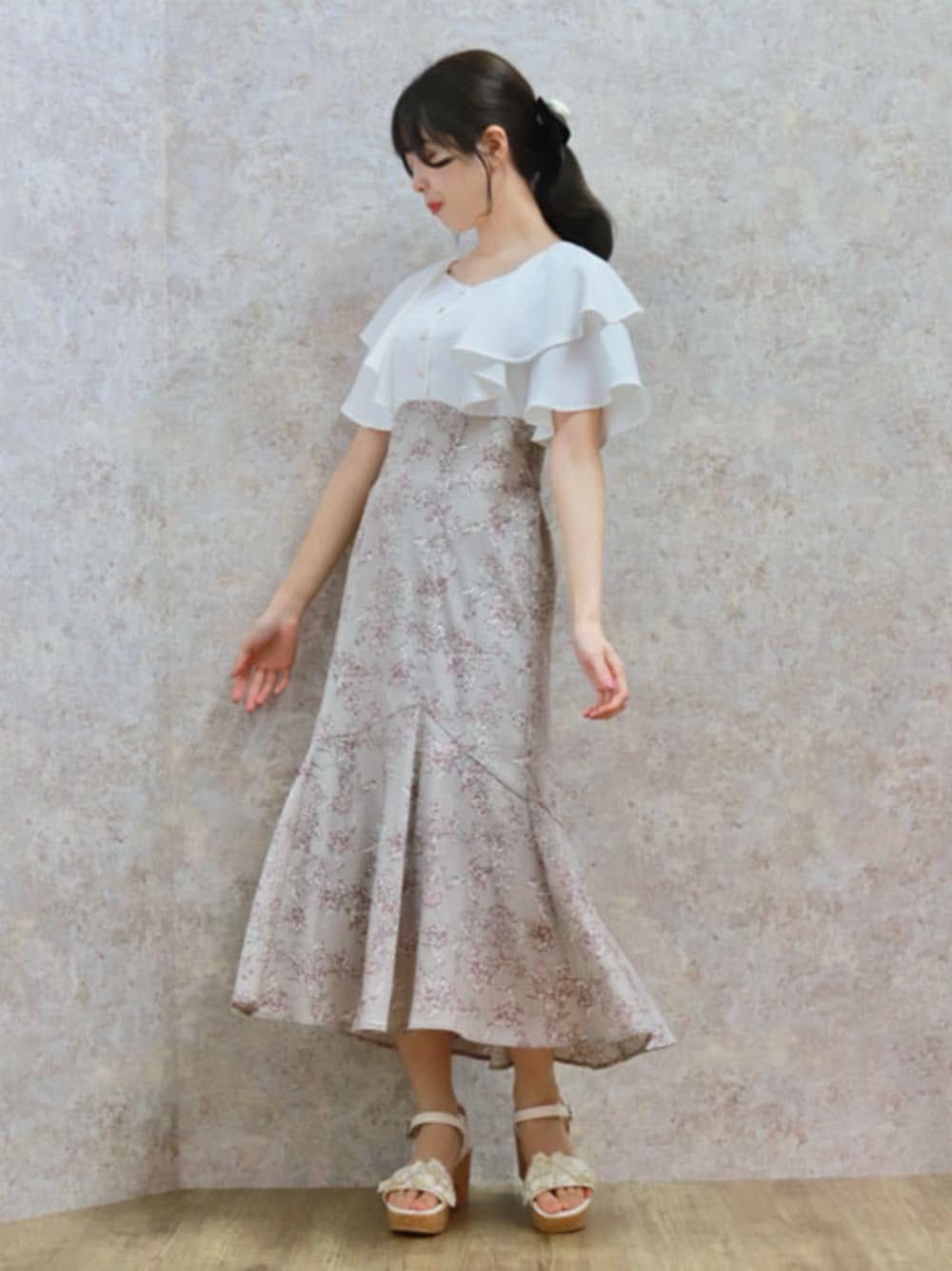 ベージュ系のワンピース、ホワイト系のサンダルを着用したレディースの春コーディネートの1枚目の写真