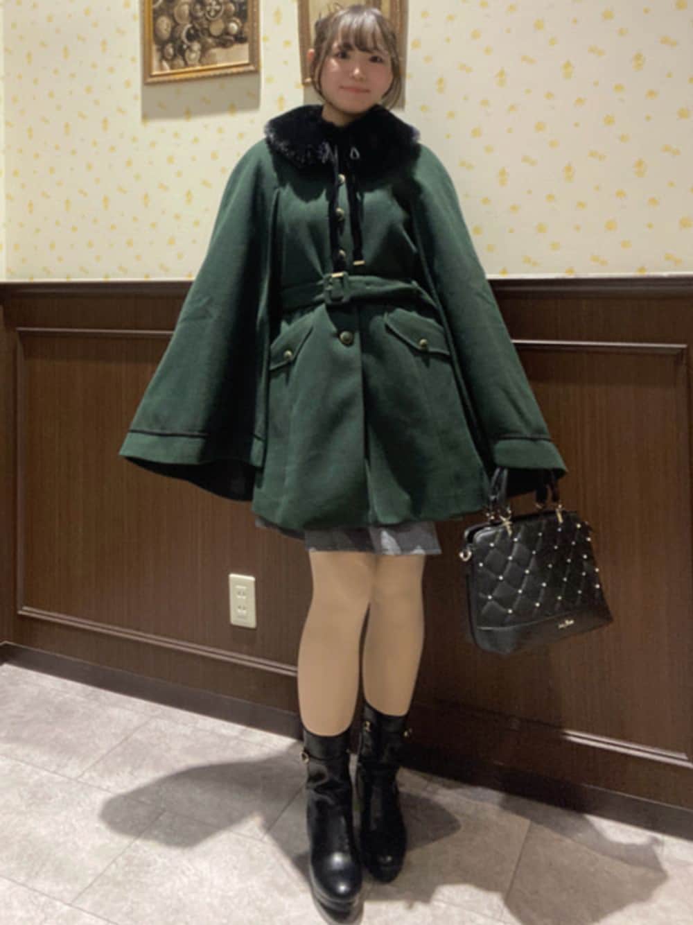 「axes femme、高身長、高身長女子、冬コーデ、お出かけコーデ、大人かわいい、ケープコート、ブーツスタイル、冬、コート、コートスタイル」｜「axes femmeのパール×キルトデザインバッグ（ボストンバッグ、ブラック系）」を使った、axes femmeさん（レディース・165cm）の秋コーディネートの1枚目の写真