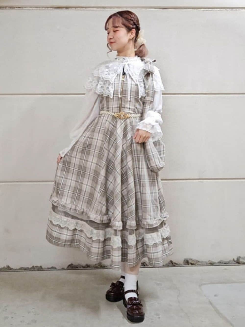 「axes femme、おでかけコーデ、春カラー、春夏コーデ、大人ガーリー、推し活コーデ、ブラウン」｜「axes femmeのレース×シフォンフリルブラウス（シャツ/ブラウス、ホワイト系）」を使った、axes femmeさん（レディース・163cm）の春コーディネートの1枚目の写真