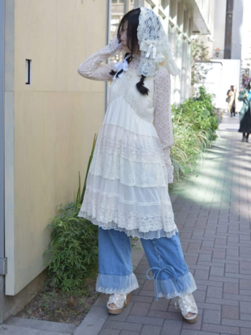 「axes femme、春コーデ、春めき満開コーデ、淡色コーデ、ワンピース、春色、デートコーデ、オトナカワイイ、おでかけコーデ、大人ガーリー」｜「axes femmeのマルチＷＡＹバブーシュカ（その他ヘアアクセサリー、ホワイト系）」を使った、axes femmeさん（レディース・158cm）の春コーディネートの1枚目の写真