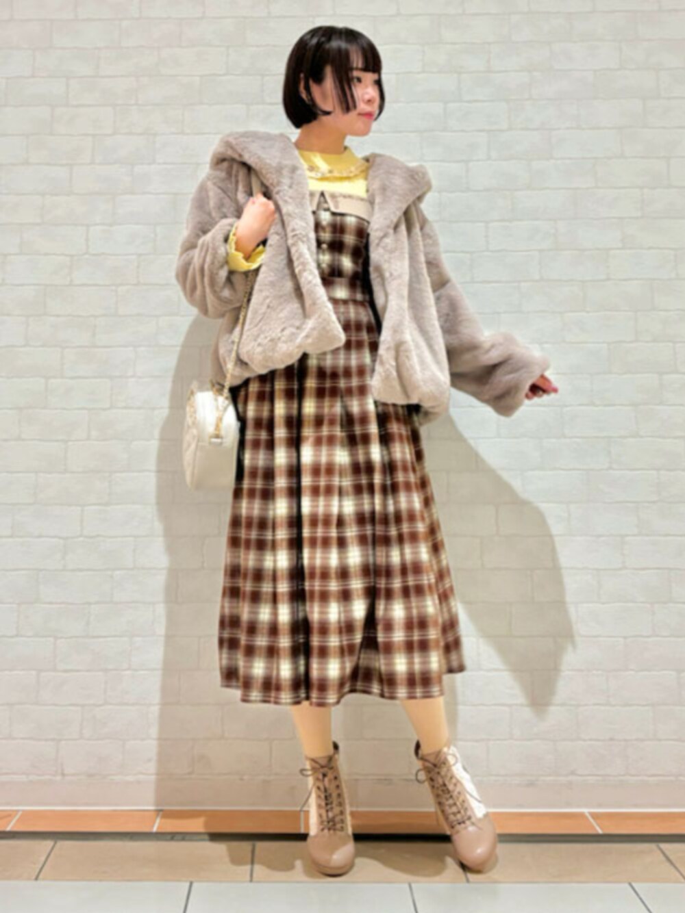「axes femme、高身長、高身長女子、高身長コーデ、暖色コーデ、暖色系、冬コーデ、クリスマスに着たい服、ブーツ、ニット、テーマパークコーデ、チェック、大人可愛い」｜「axes femmeのファーコート（ダッフルコート、ブラウン系）」を使った、axes femmeさん（レディース・165cm）の冬コーディネートの1枚目の写真