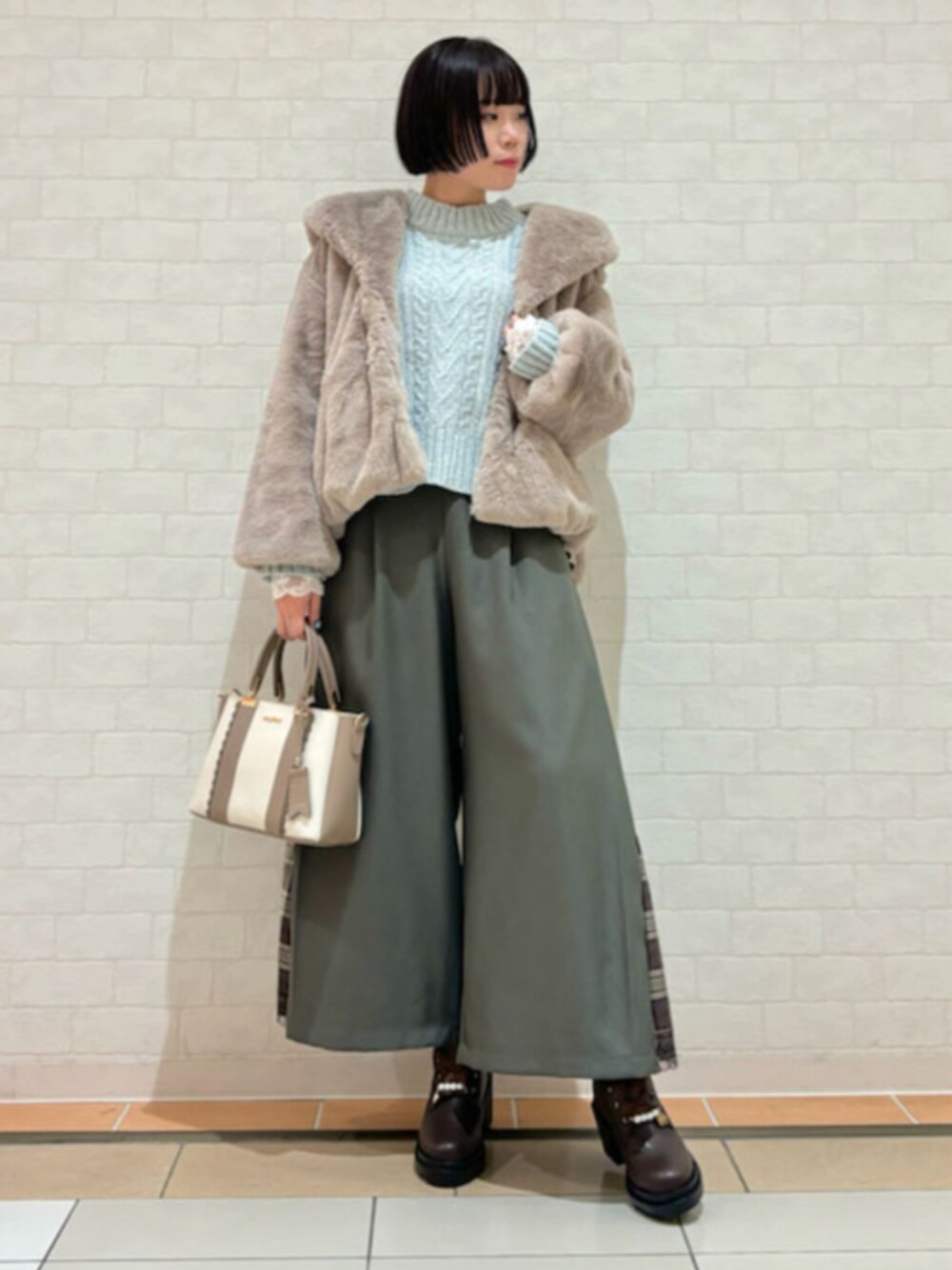 「axes femme、高身長、高身長女子、高身長コーデ、冬アウター、オトナカジュアル、カジュアルコーデ、大人カジュアル、冬コーデ、お出かけコーデ、ブーツ、ニット、ファーコート」｜「axes femmeの連釦サイドチェック切替パンツ（その他パンツ、グリーン系）」を使った、axes femmeさん（レディース・165cm）の冬コーディネートの1枚目の写真