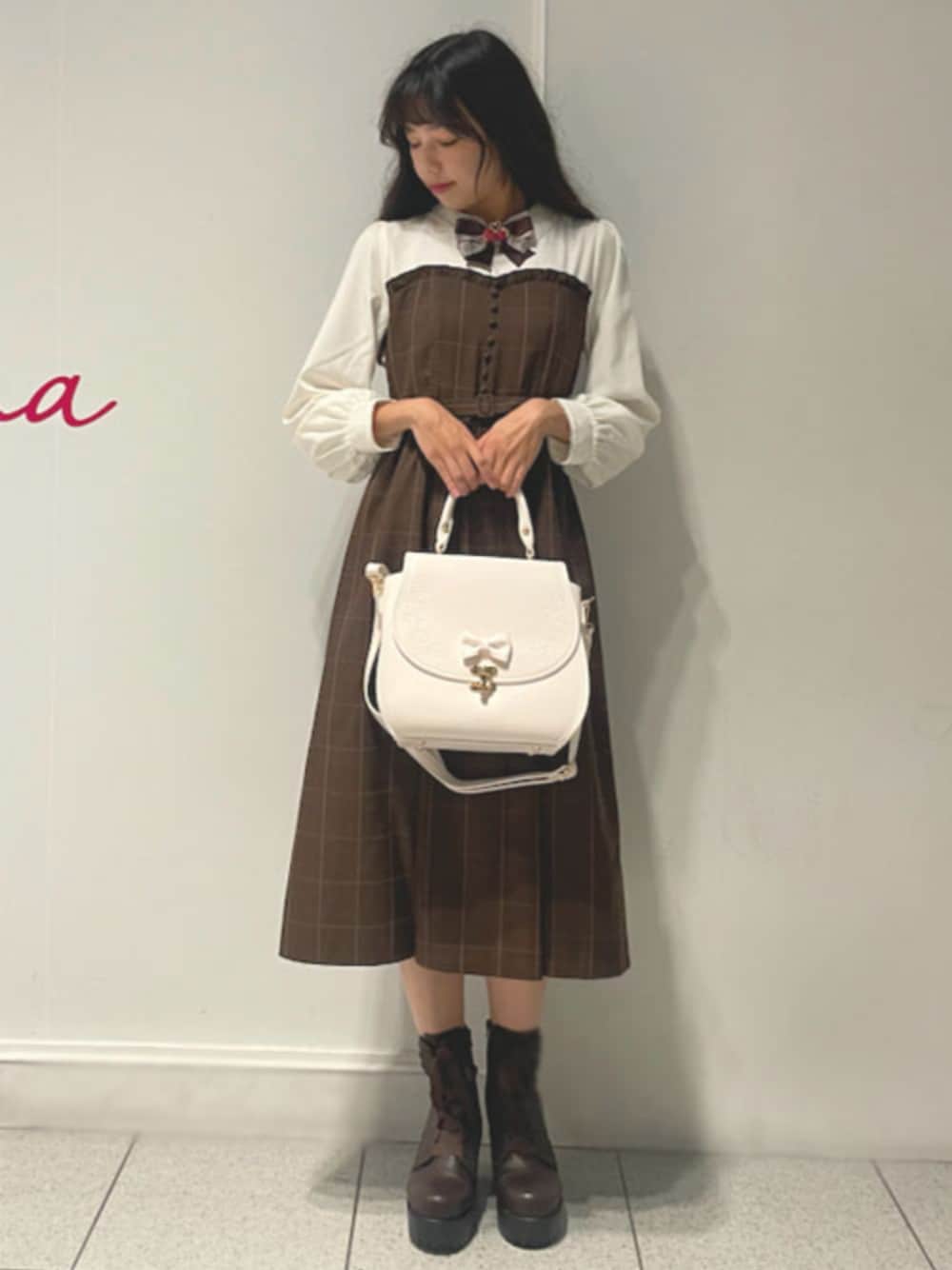 「axes femme、axes femme POETIQUE、高身長女子、高身長コーデ、チェック、秋っぽコーデ更新中、秋コーデ、ワンピース、デートコーデ、秋服準備はじめました、秋カラー」｜「axes femme POETIQUEのビスチェ切り替えワンピース（ワンピース、ブラウン系）」を使った、axes femmeさん（レディース・167cm）の秋コーディネートの1枚目の写真