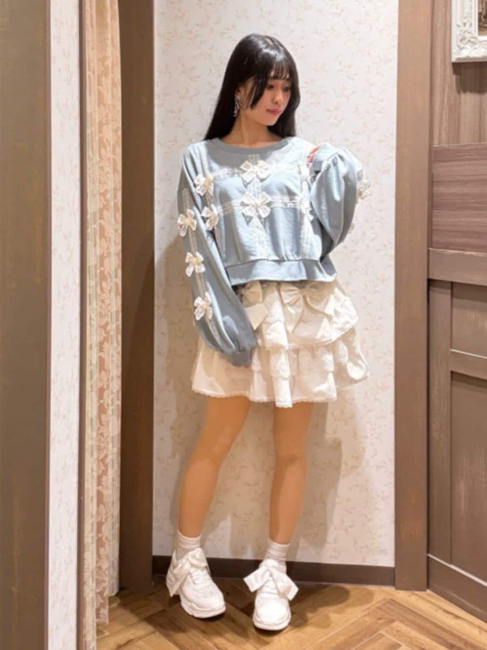 「axes femme、axes femme POETIQUE、春色、オトナカワイイ、春服、春夏コーデ、レディースファッション、グレー、リボン」｜「axes femme POETIQUEのレースリボンカットプル（Tシャツ/カットソー、グレー系）」を使った、axes femmeさん（レディース・158cm）の春コーディネートの1枚目の写真