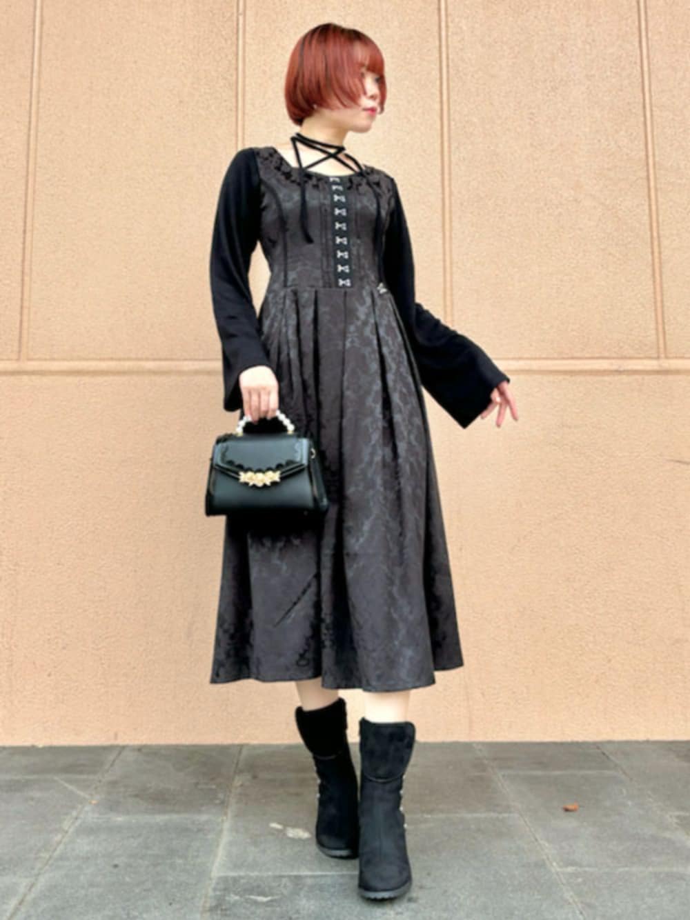 「axes femme、高身長女子、高身長コーデ、秋コーデ、テーマパークコーデ、ハロウィン、お出かけコーデ、ワンピース、大人女子、ジャカード」｜「axes femmeのパールハンドル配色バッグ（ショルダーバッグ、ブラック系）」を使った、axes femmeさん（レディース・165cm）の秋コーディネートの1枚目の写真