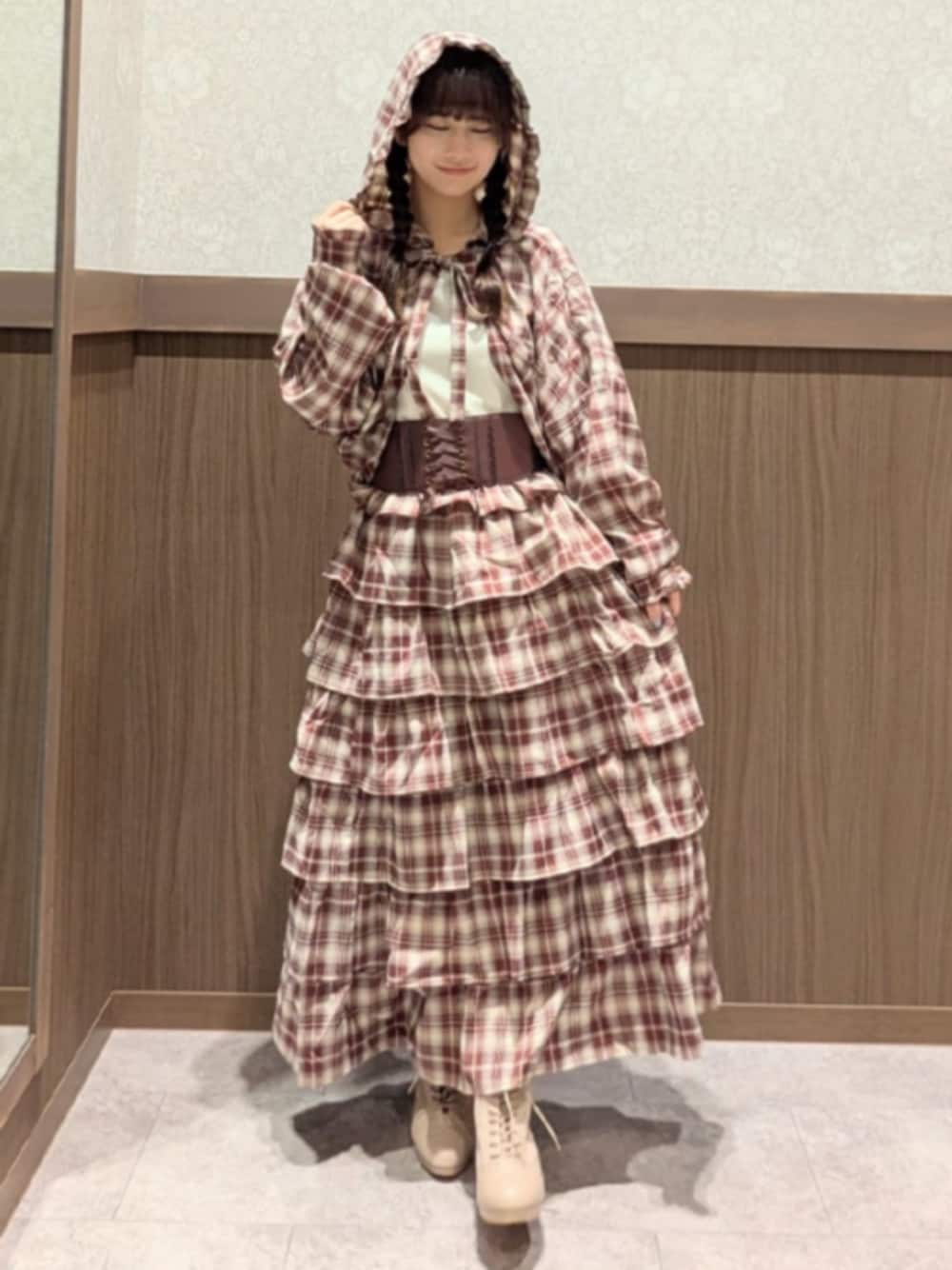 レッド系のシャツ/ブラウス、ホワイト系のTシャツ/カットソー、レッド系のスカートを着用したレディースの秋コーディネートの1枚目の写真