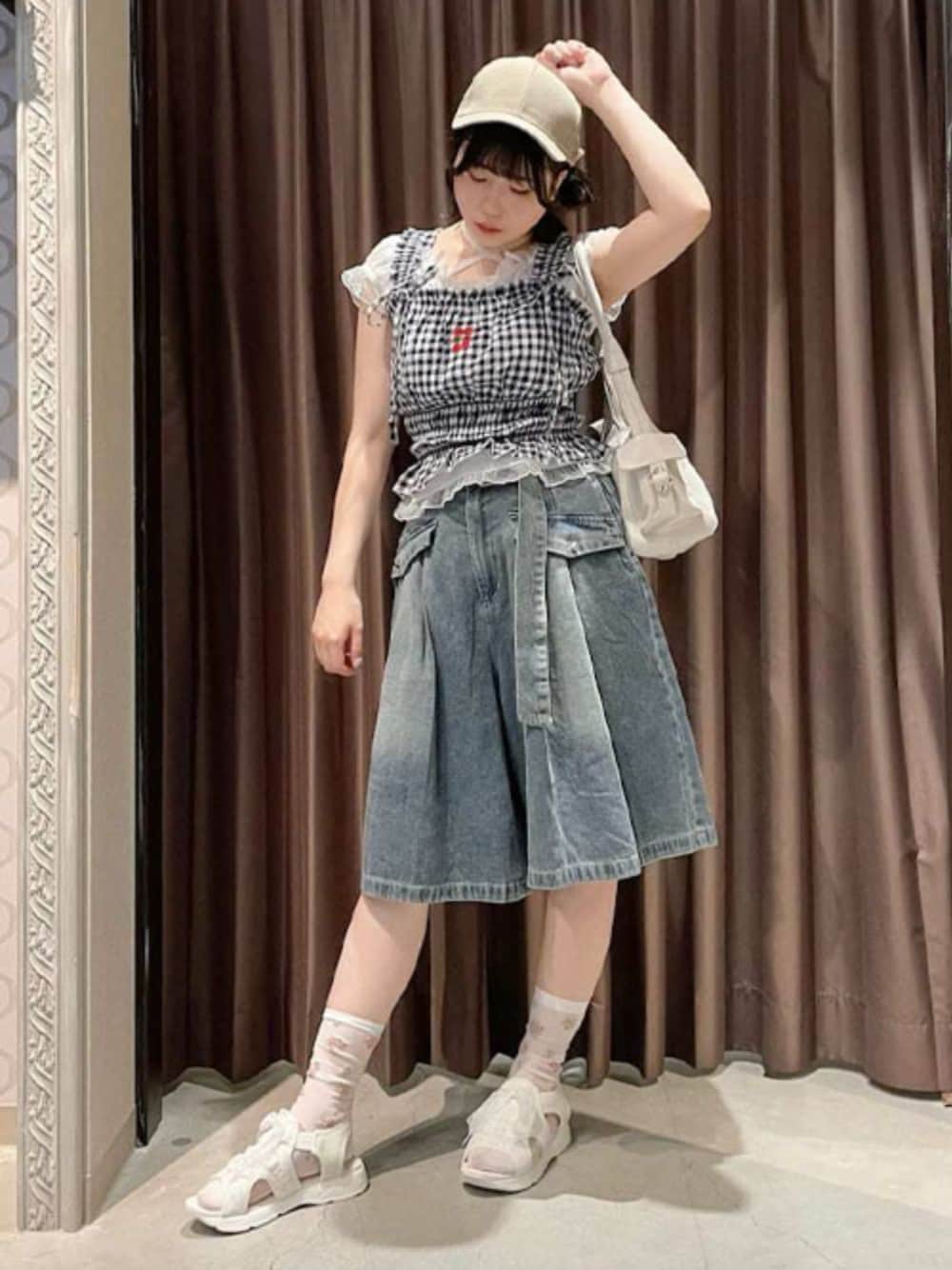 ホワイト系のトートバッグ、ホワイト系のTシャツ/カットソー、ブルー系のデニムパンツを着用したレディースの夏コーディネートの1枚目の写真