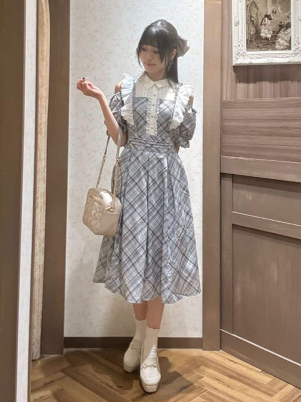 「axes femme、axes femme POETIQUE、テーマパークコーデ、夏コーデ、お出かけコーデ、フェススタイル、ゆるコーデ、ワンピースコーデ、フリル」｜「axes femme POETIQUEのオフショル×チェック切替ワンピース（ワンピース、グレー系）」を使った、axes femmeさん（レディース・158cm）の夏コーディネートの1枚目の写真