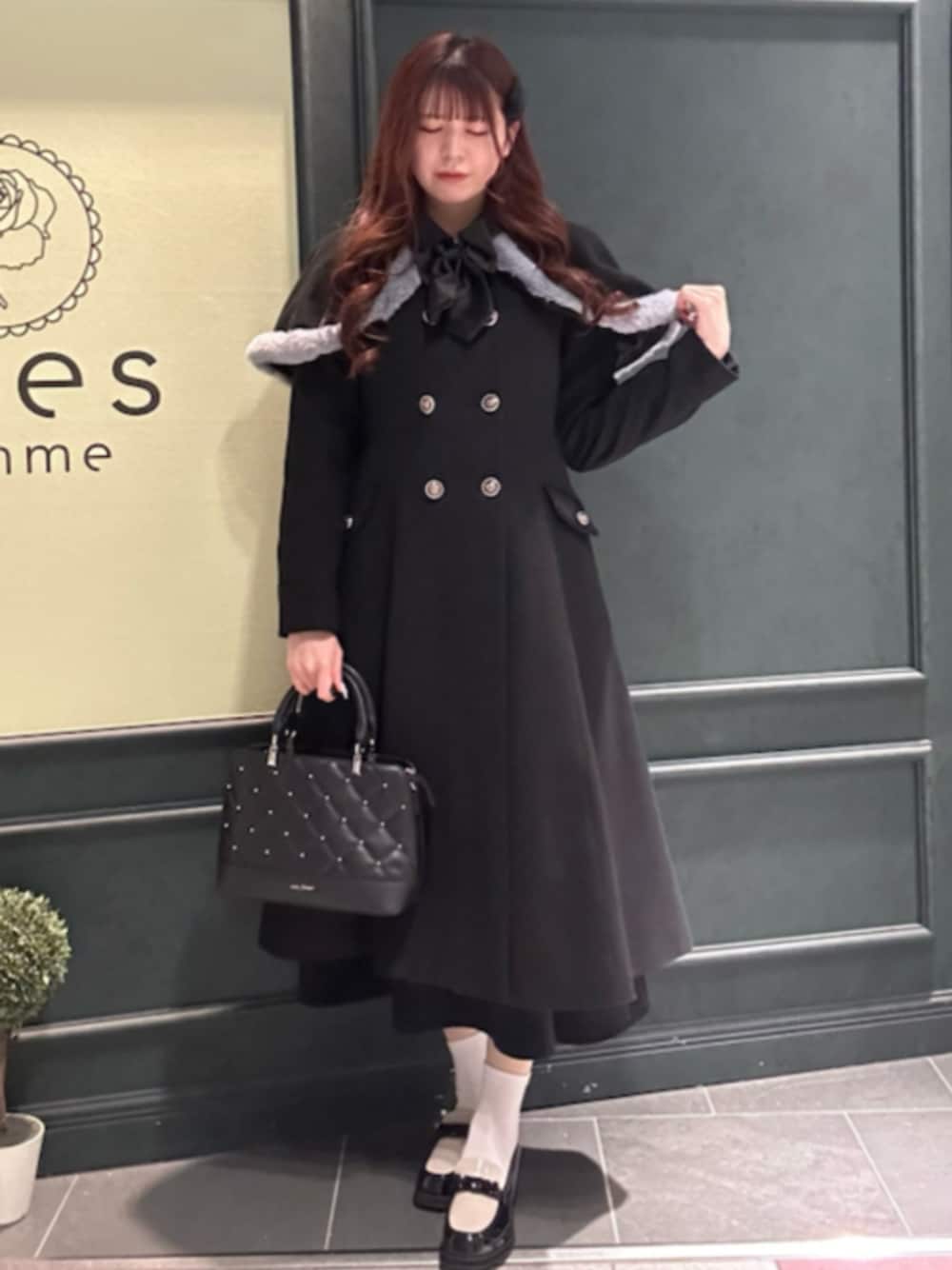 「axes femme、axes femme POETIQUE、高身長、高身長女子、高身長コーデ、ロングコート、冬アウター、大人コーデ、冬、スカートスタイル、オトナ女子」｜「axes femmeのリボン付ヒールローファー（ローファー、ホワイト系）」を使った、axes femmeさん（レディース・167cm）の冬コーディネートの1枚目の写真