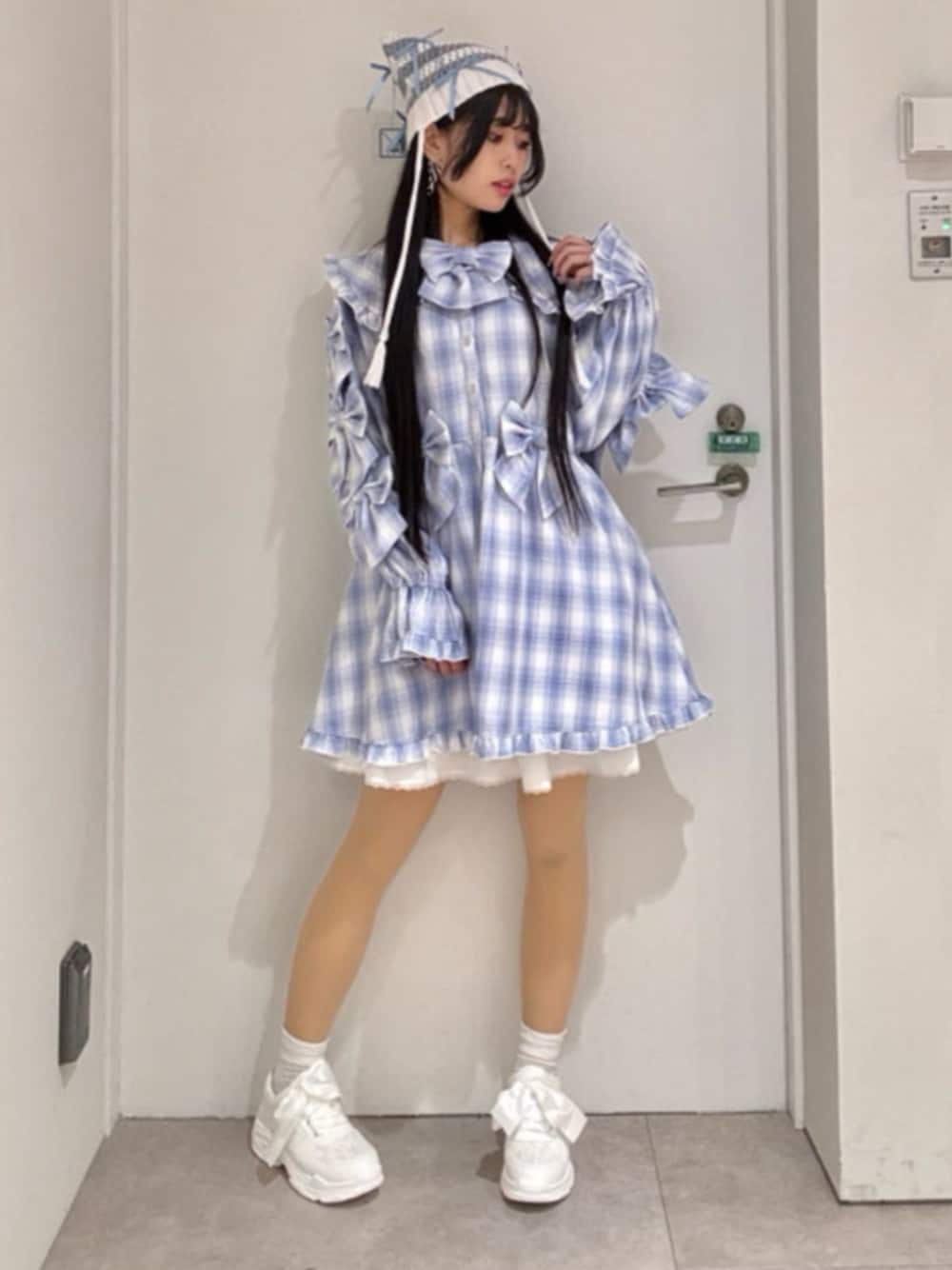 「axes femme、axes femme POETIQUE、春色、春服、大人可愛い、春夏コーデ、レディースファッション、グレー」｜「axes femme POETIQUEのフリルミニスカート（スカート、ホワイト系）」を使った、axes femmeさん（レディース・158cm）の春コーディネートの1枚目の写真