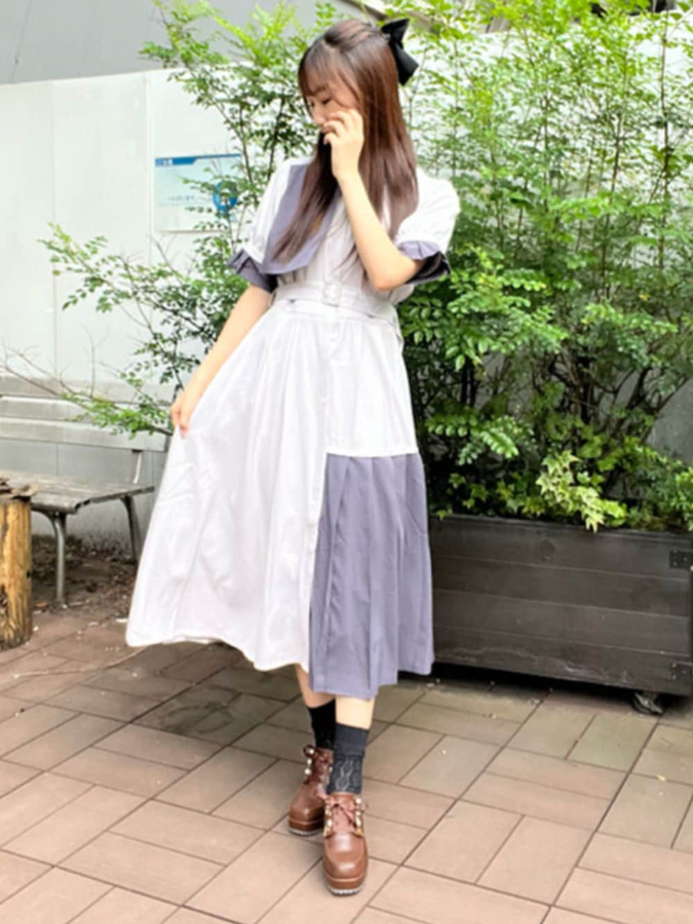 「axes femme、高身長、高身長女子、モード、ワンピース、シンプル、夏コーデ、大人カジュアルコーデ、ワンピースコーデ」｜「axes femme POETIQUEのレースアップシューズ（パンプス、ブラウン系）」を使った、axes femmeさん（レディース・160cm）の夏コーディネートの1枚目の写真
