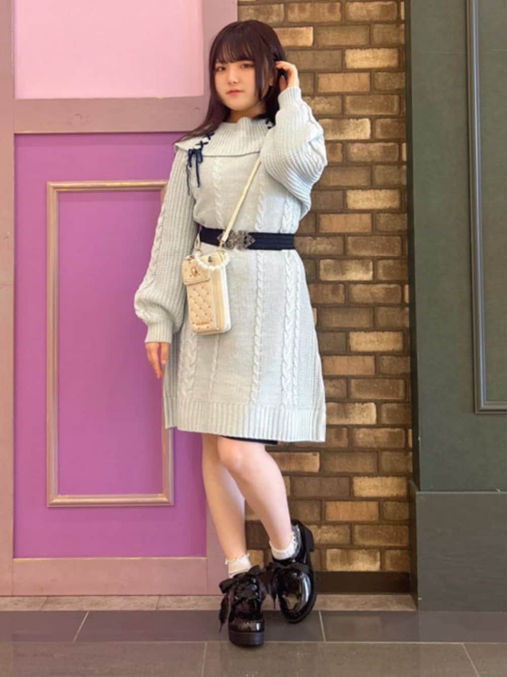 「axes femme、低身長、低身長コーデ、低身長女子、ニットワンピース、ニットワンピ、ニット、淡色コーデ、冬コーデ、冬」｜「axes femmeのハート刺繍スマホポシェット（ショルダーバッグ、ホワイト系）」を使った、axes femmeさん（レディース・153cm）の秋コーディネートの1枚目の写真