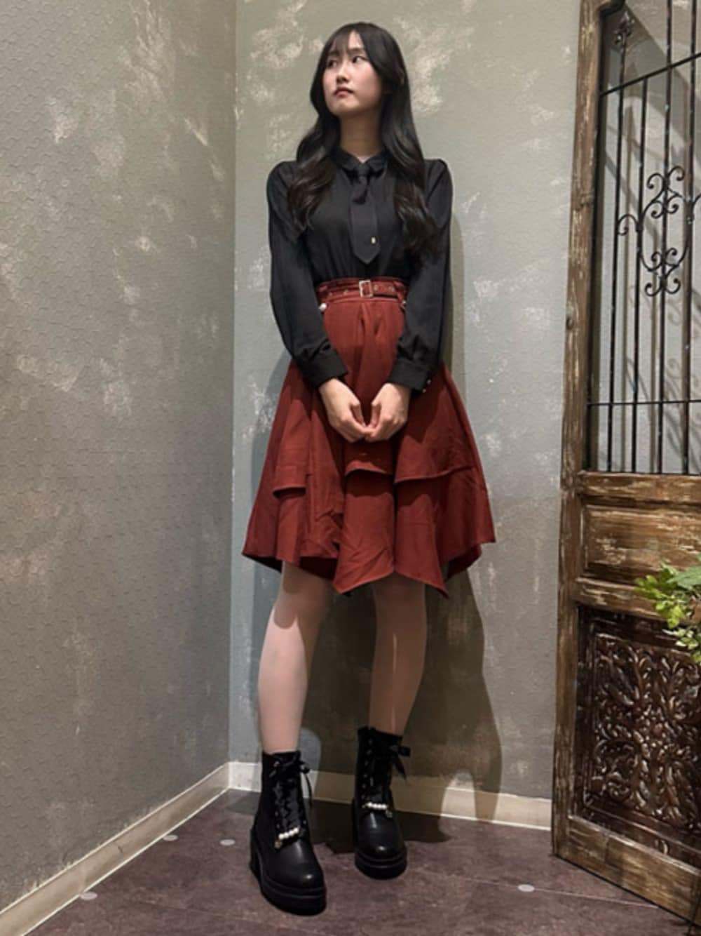 「axes femme、高身長、高身長女子、高身長コーデ、パンク、パンクコーデ、パンククラシカル、フリルスカート」｜「axes femmeのパールチャーム付ミドルブーツ（ブーツ、ブラック系）」を使った、axes femmeさん（レディース・168cm）の冬コーディネートの1枚目の写真
