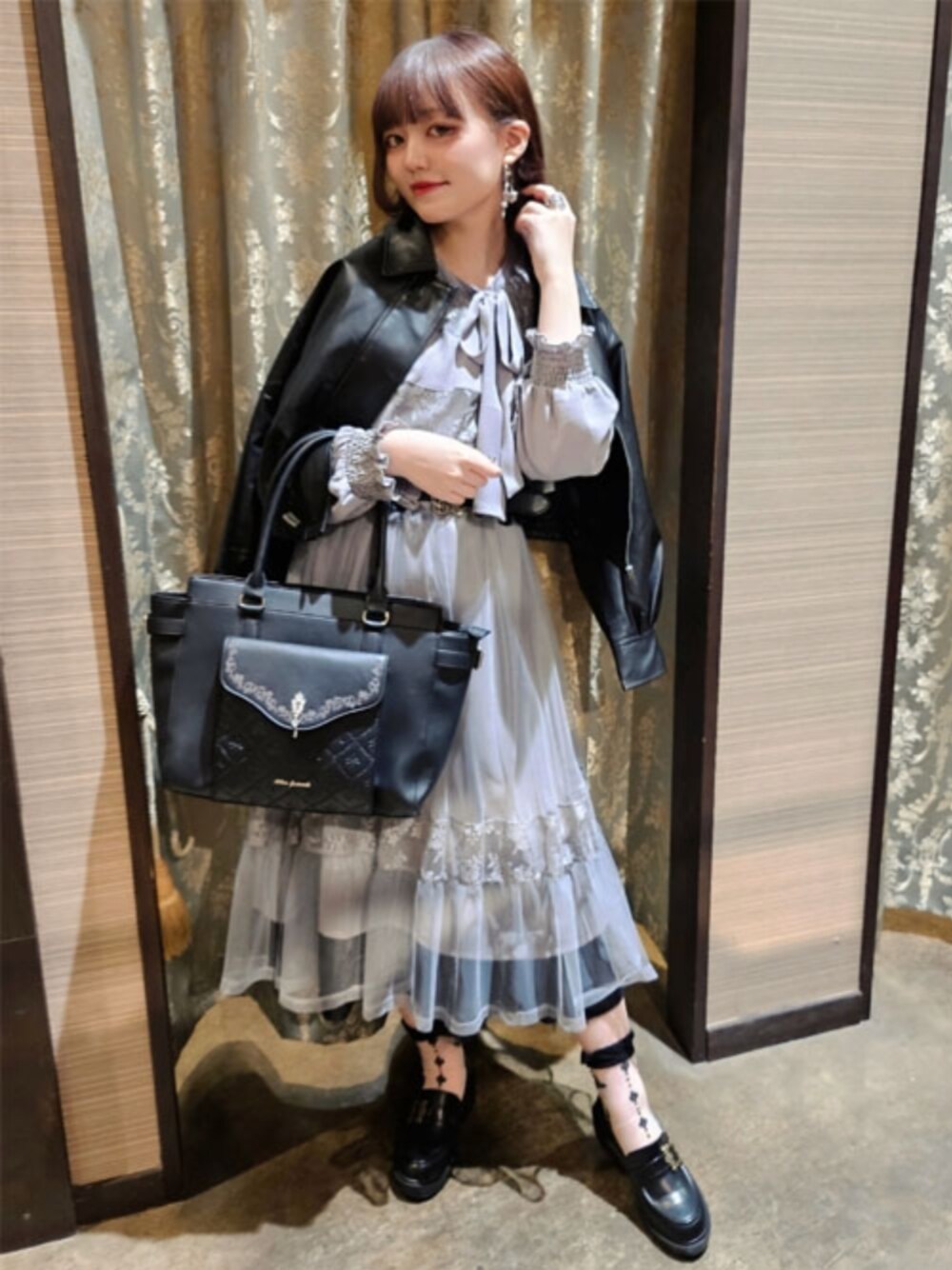 「axes femme、レザー、テーマパークコーデ、秋っぽコーデ更新中、ローファー、デートコーデ、ワンピース、お出かけコーデ、オトナカワイイ」｜「axes femmeの選べる着丈レースペチスカート（その他アンダーウェア/インナー、ブラック系）」を使った、axes femmeさん（レディース・159cm）の秋コーディネートの1枚目の写真