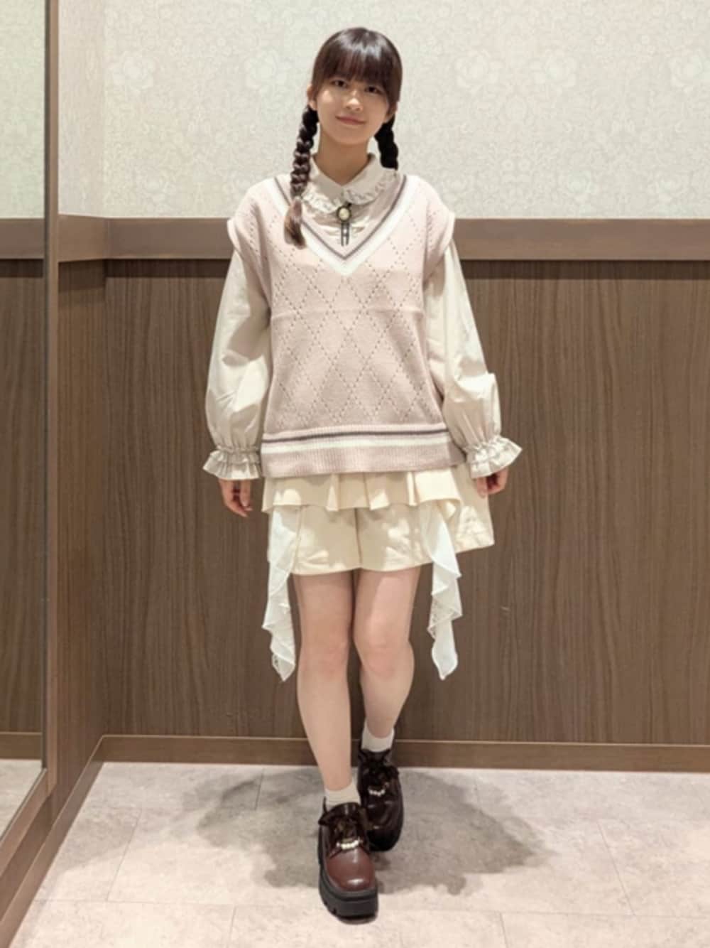 ベージュ系のシャツ/ブラウス、ピンク系のベスト、ホワイト系のその他パンツを着用したレディースの秋コーディネートの1枚目の写真